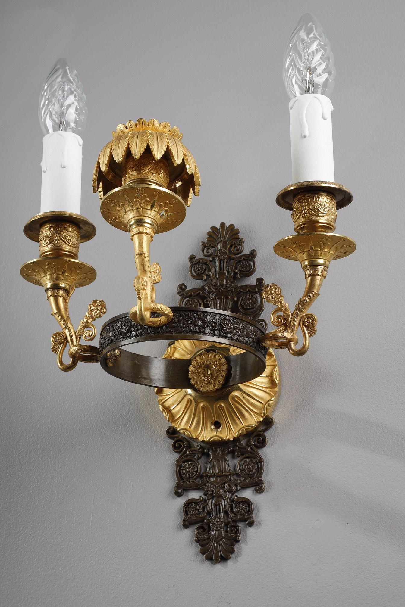 Doré Paire d'appliques en bronze ciselé et doré, période Charles X en vente