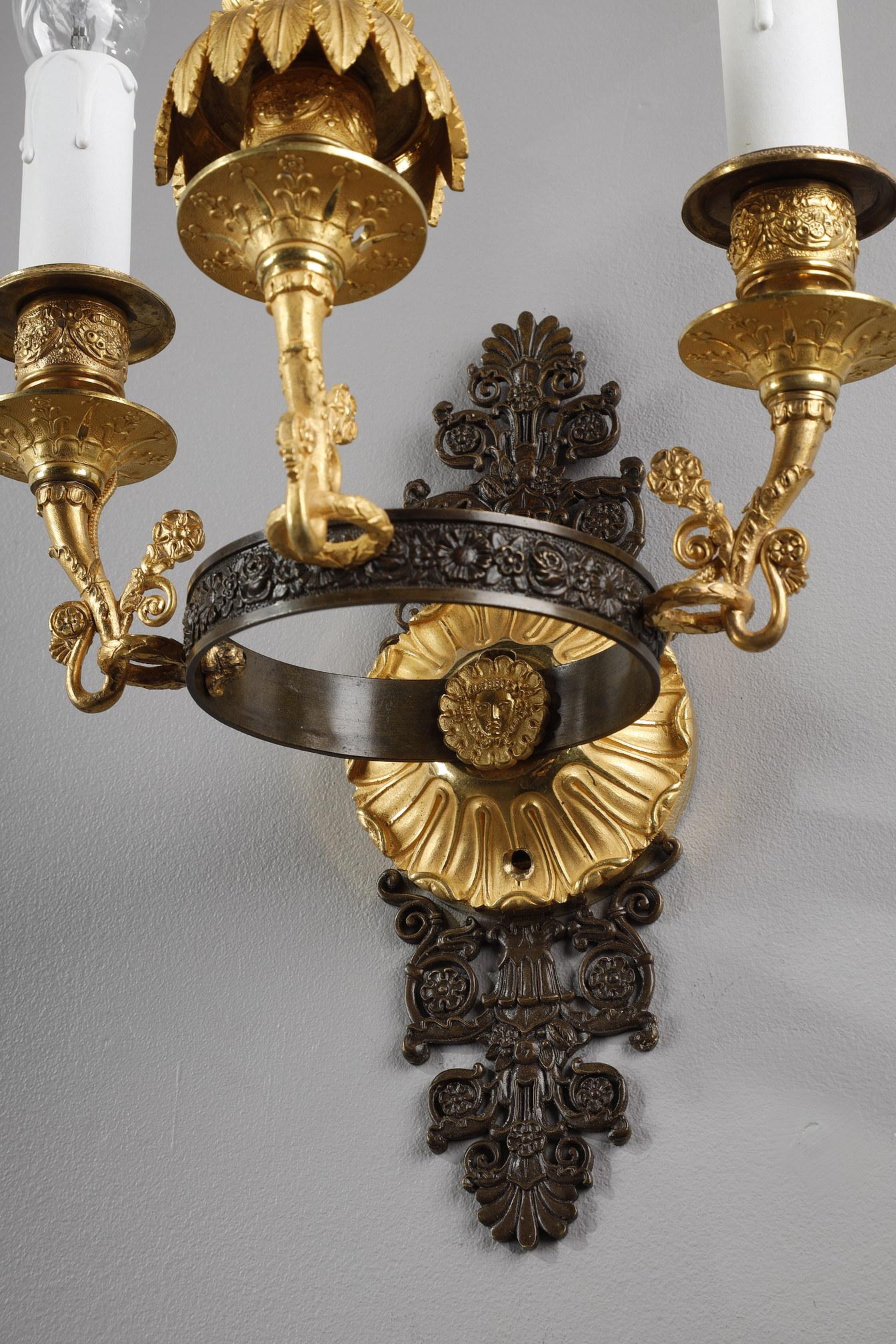 Début du XIXe siècle Paire d'appliques en bronze ciselé et doré, période Charles X en vente