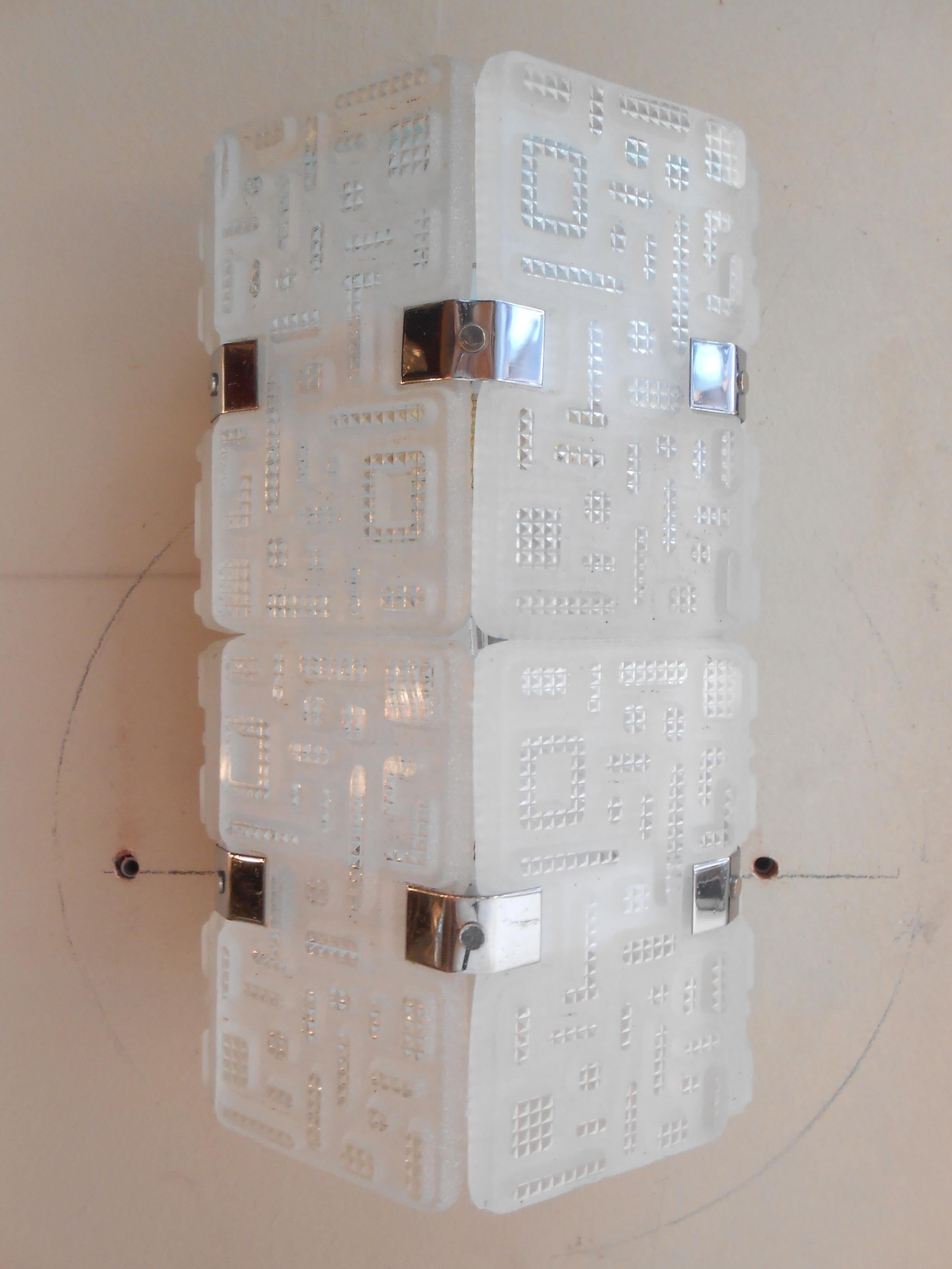 2 sconces
Year: 1950
Materials: chrome and crystal
To take care of your property and the lives of our customers, the new wiring has been done.
If you want to live in the golden years, this is the wall light that your project needs.
We have