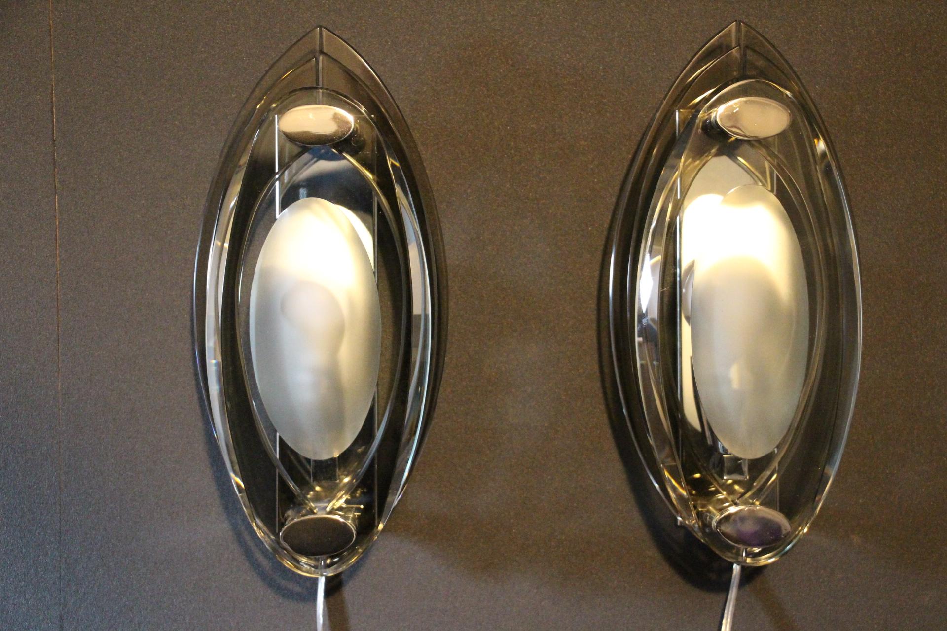 Cette paire d'appliques modernistes italiennes en verre d'art comprend 3 panneaux en verre montés sur une base en métal chromé. La première pièce de verre est en verre dépoli et cache l'ampoule. Ce sont de véritables œuvres d'art. Elles ressemblent