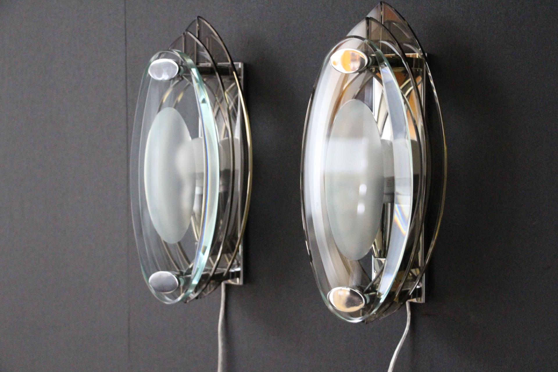 italien Paire d'appliques en verre de cristal dans le style de Max Ingrand et Fontana Arte en vente