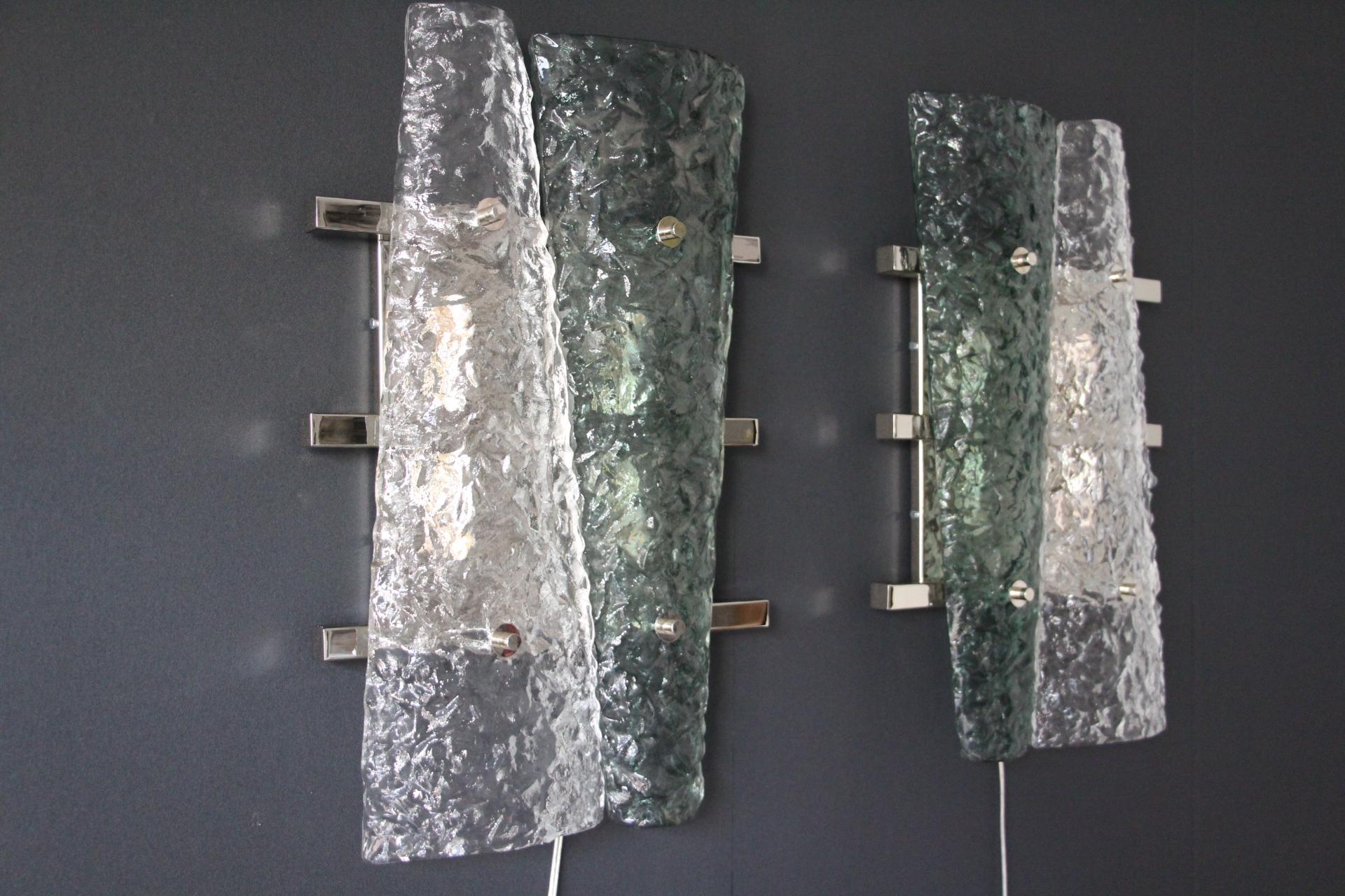 Mid-Century Modern Paire d'appliques en verre de Murano vert émeraude et cristal sur cadre argenté en vente