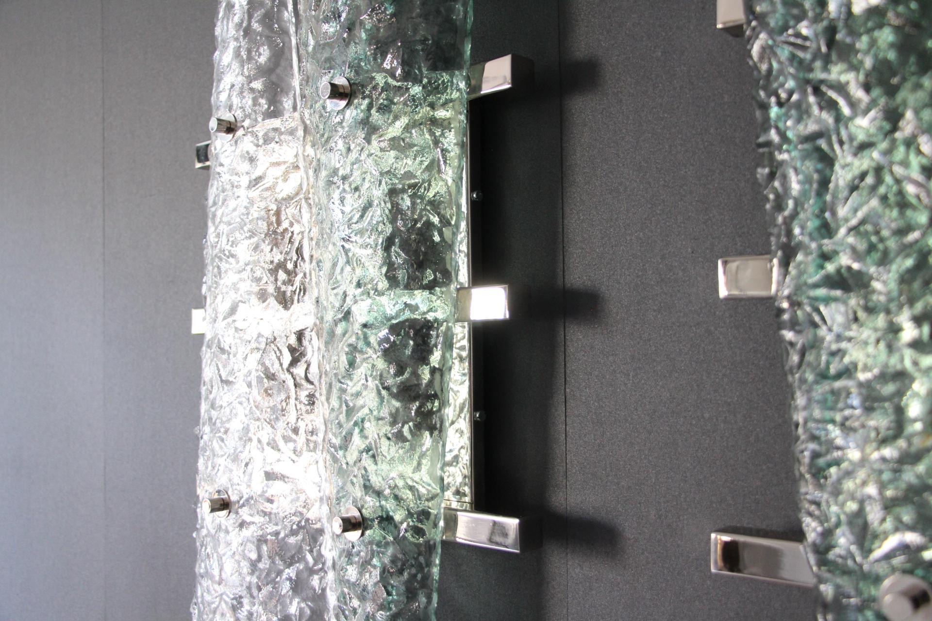XXIe siècle et contemporain Paire d'appliques en verre de Murano vert émeraude et cristal sur cadre argenté en vente