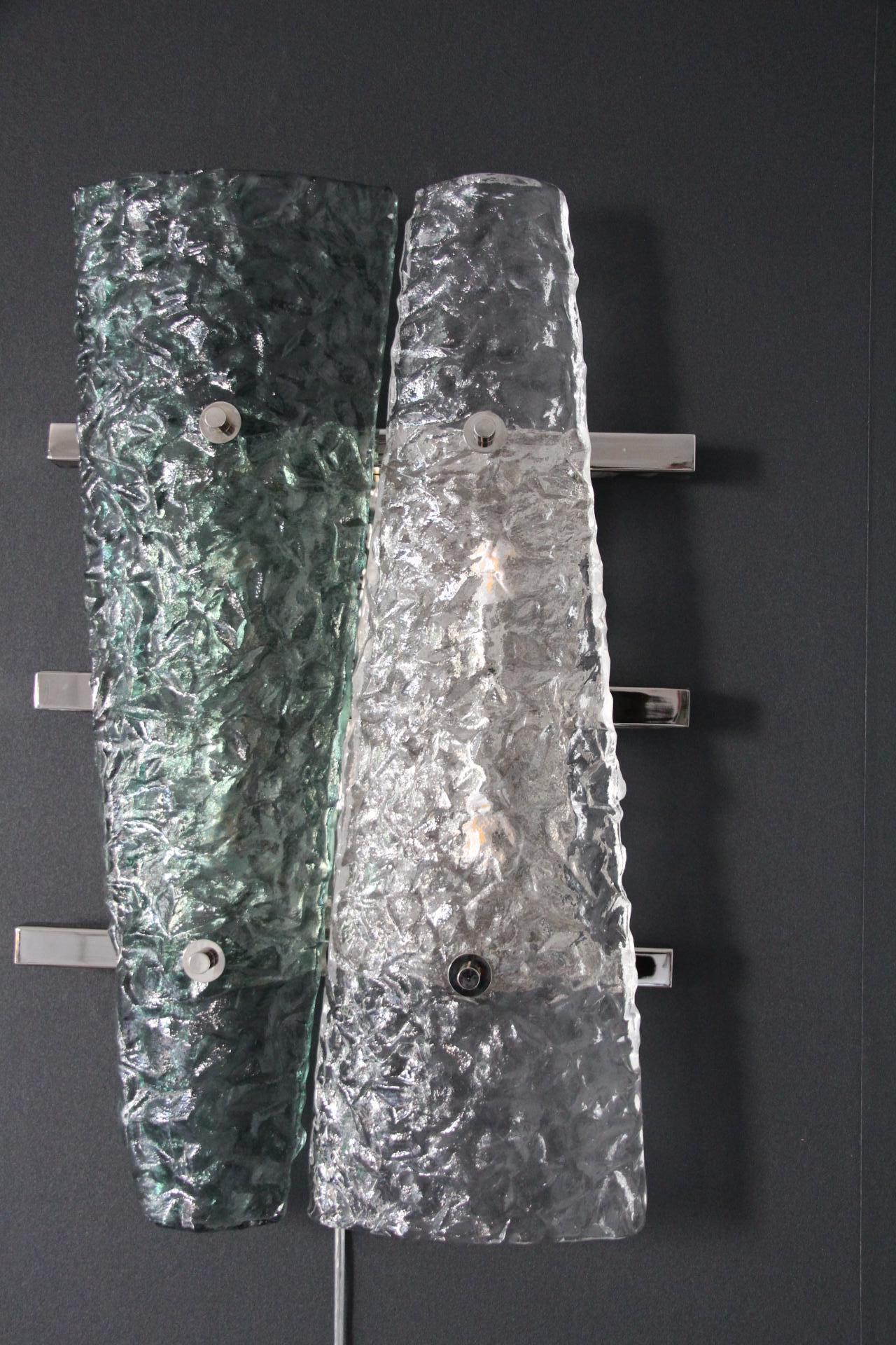 Verre d'art Paire d'appliques en verre de Murano vert émeraude et cristal sur cadre argenté en vente