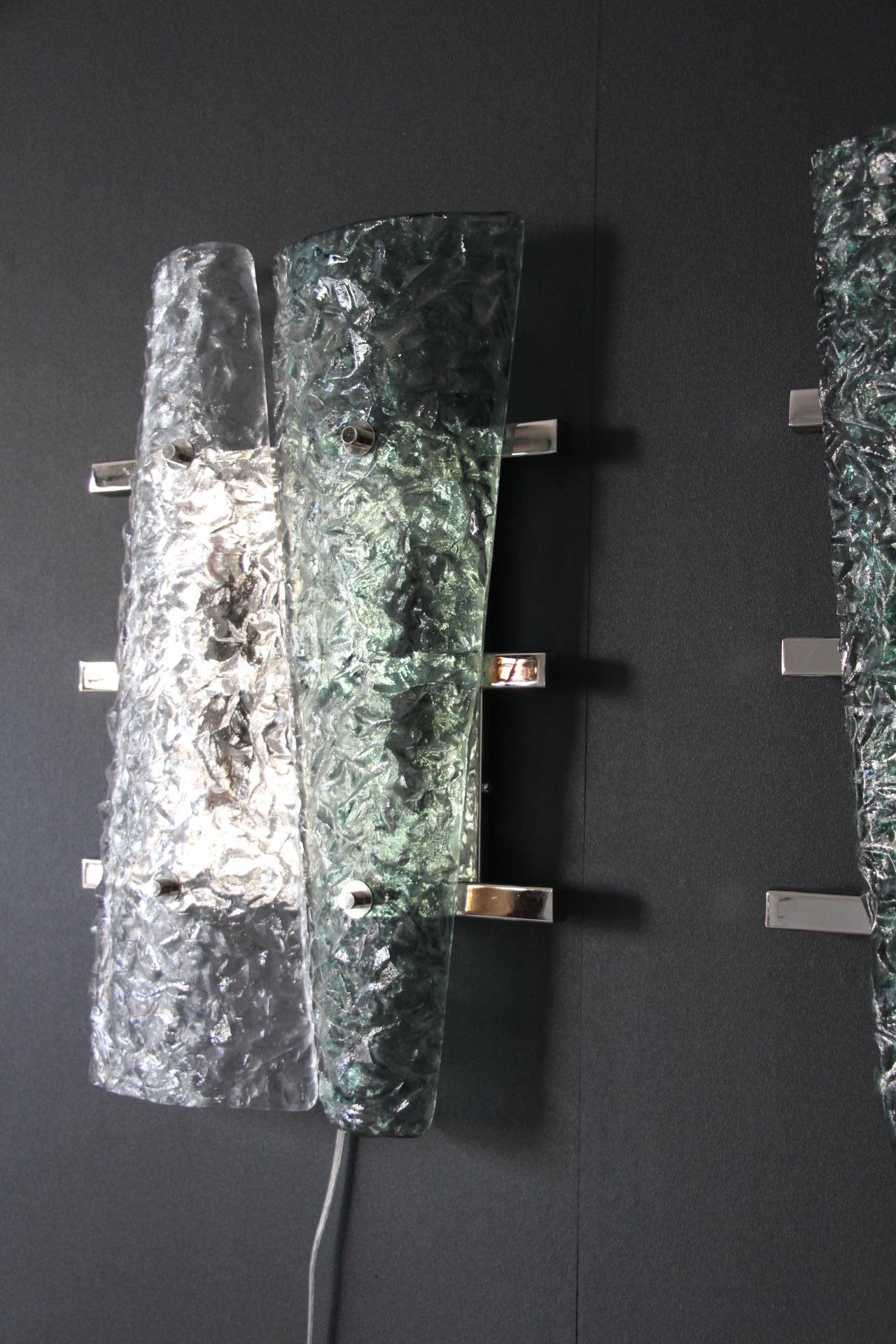 Paire d'appliques en verre de Murano vert émeraude et cristal sur cadre argenté en vente 1