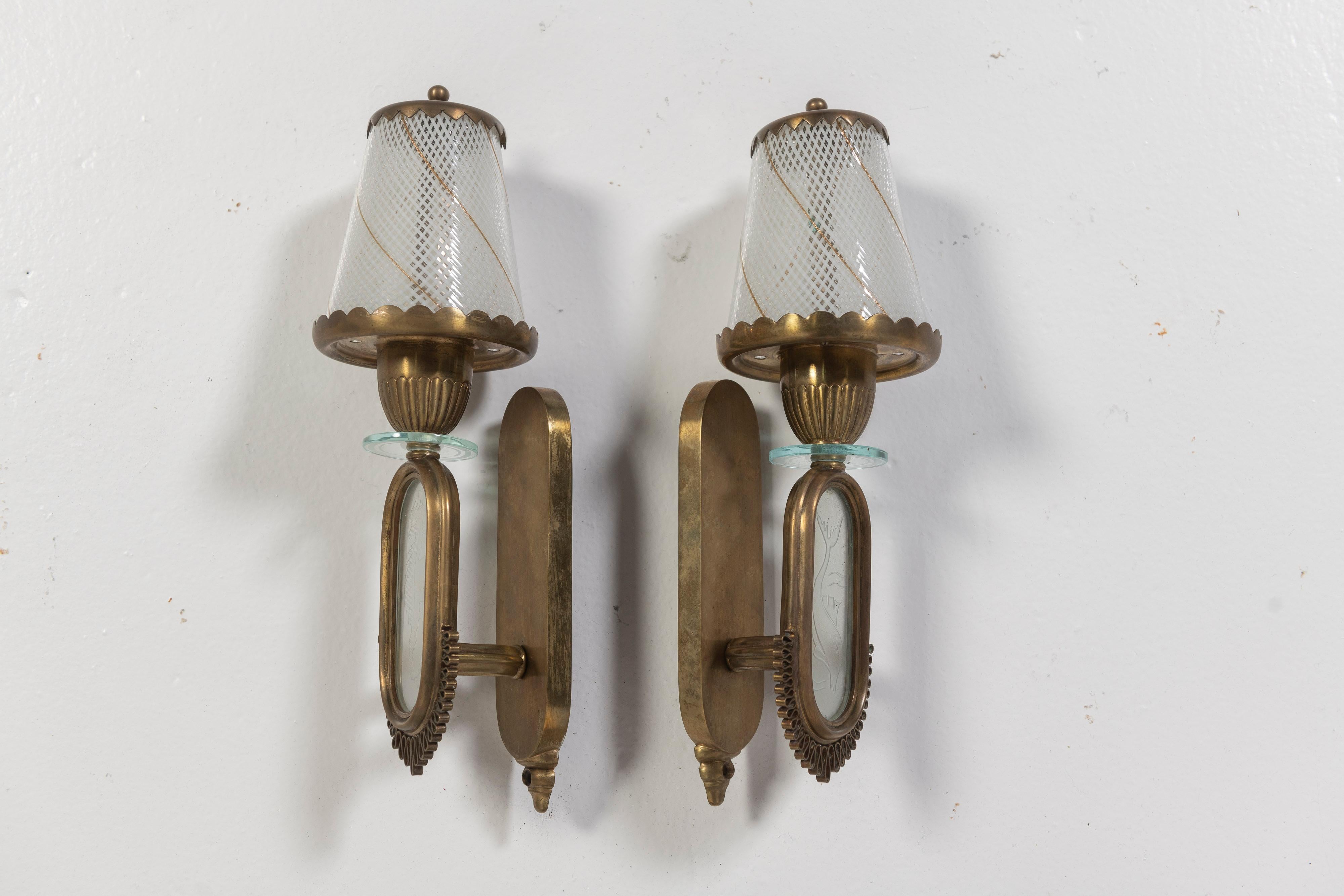 Pair of Sconces in Etched Glass, Cut Crystal and Brass, Attributed to Venini For Sale 2