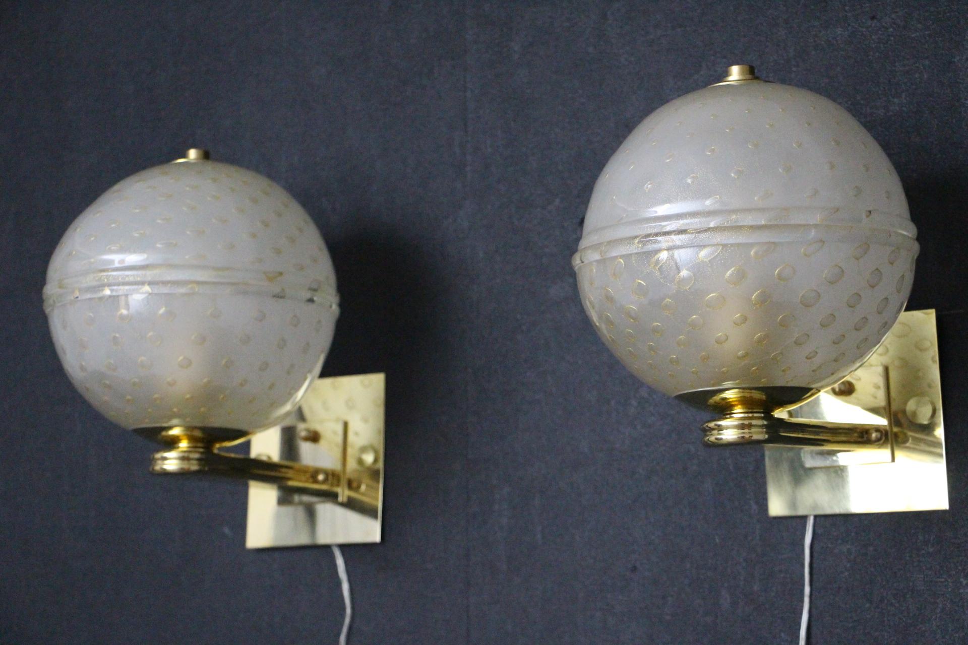 This fabulous pair of Venetian sconces of modern midcentury or Art Deco style, was entirely handcrafted. It is all decorated with the Pulegoso technique. It means that it features big air bubbles inside its high quality blown glass, worked with