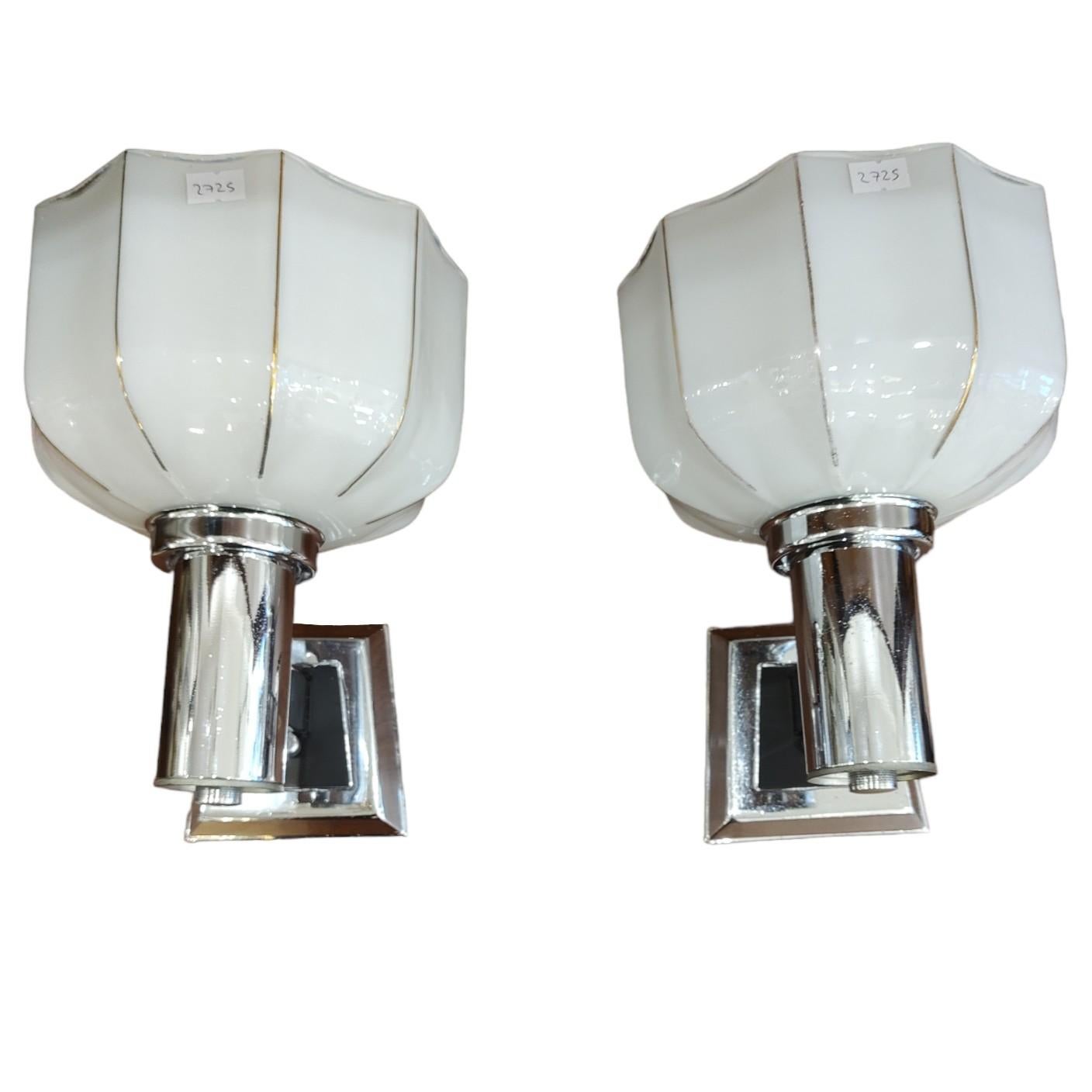 This is a pair of art deco style wall sconces, with white opaline glass shades with gold trim, with some wear to this trim over the years.
Ideal to wear at the entrance of the house, if they are not left out in the open, they do not resist water. Or