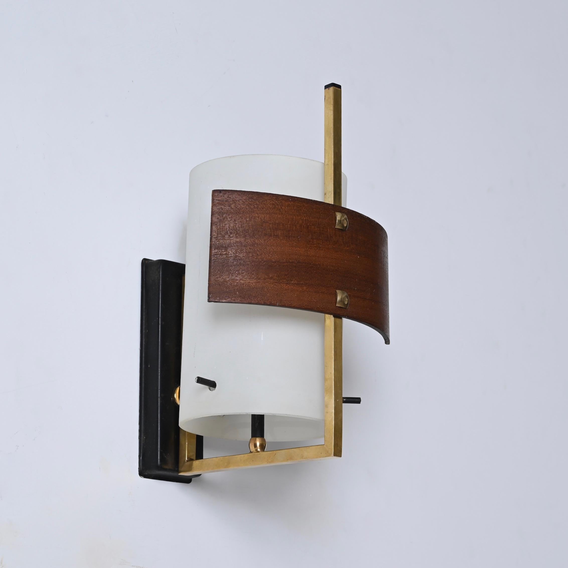 Pair of Sconces in Opaline Glass, Brass and Teak by Studio Reggiani, Italy 1960s In Good Condition For Sale In Roma, IT