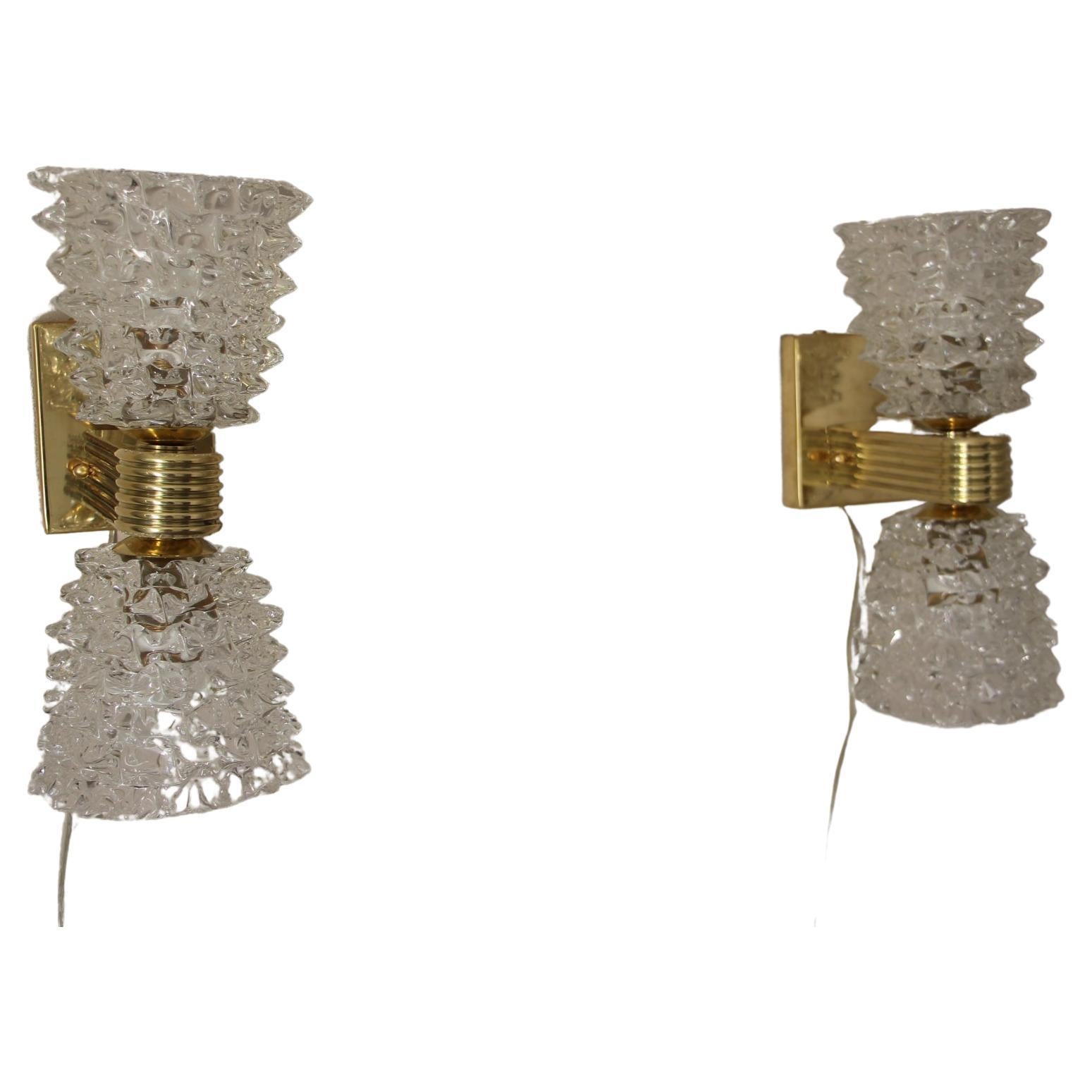 This magnificent pair of sconces from Murano was made according to the hand made rostrato technique. It means that each spike of glass was individually pulled in relief. one by one to get this flamboyant result.
It is a typical work of high skill of