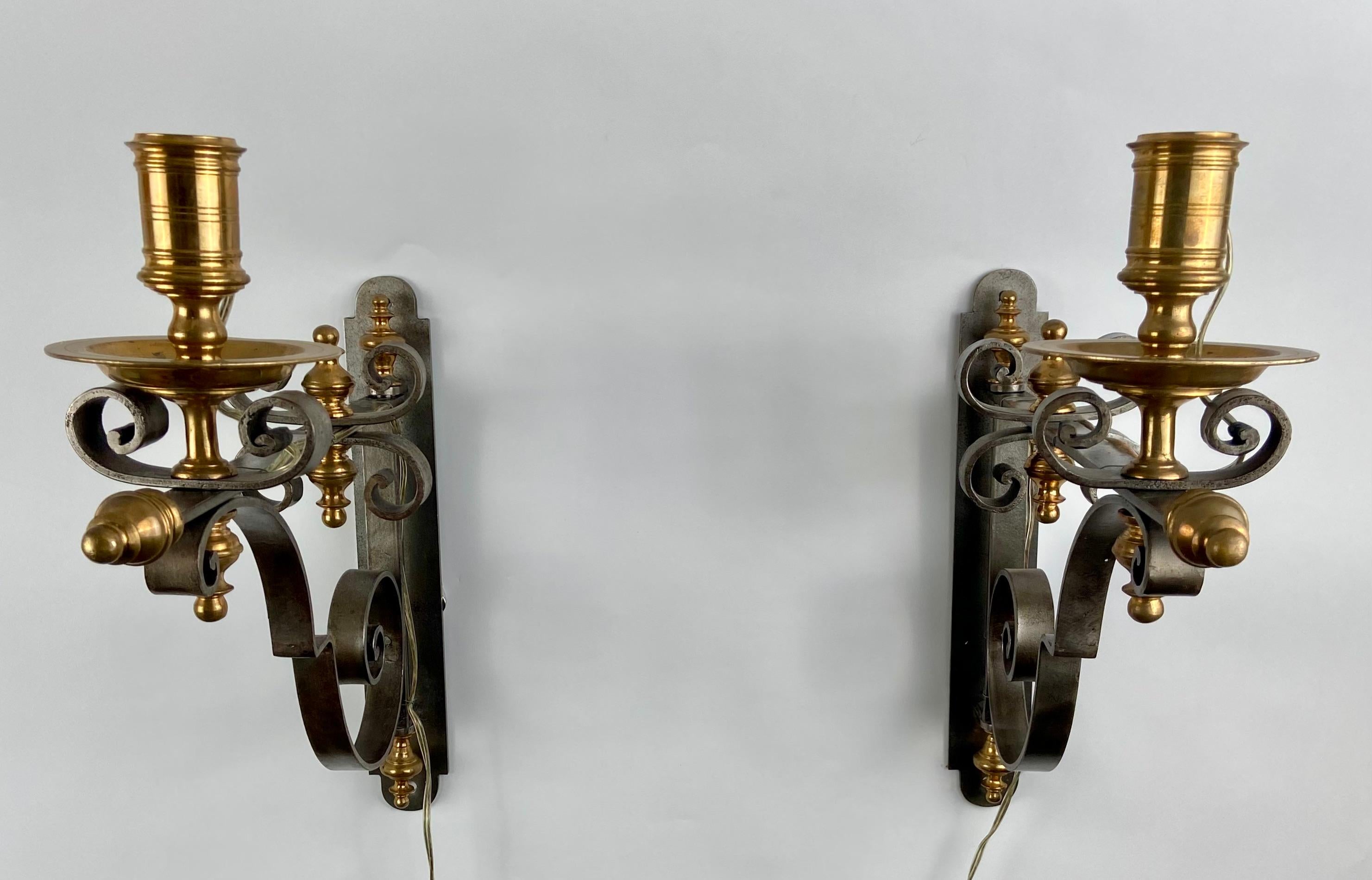 Neoclassical Pair of sconces in steel and bronze For Sale