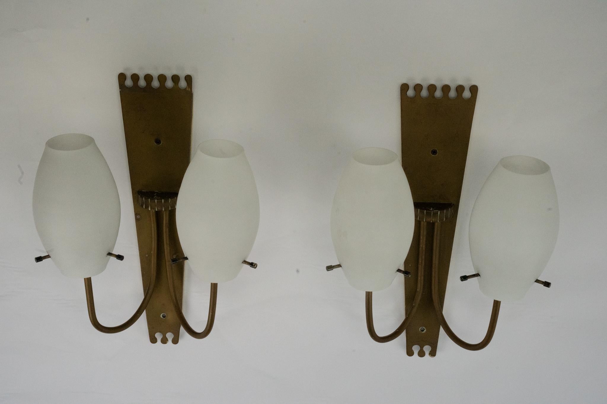 Paire d'appliques à la manière de Stilnovo en laiton et opaline. Italie années 1950 en vente 3