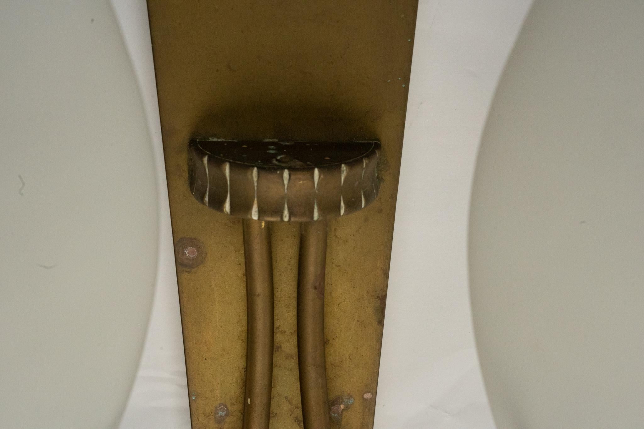 Paire d'appliques à la manière de Stilnovo en laiton et opaline. Italie années 1950 en vente 5
