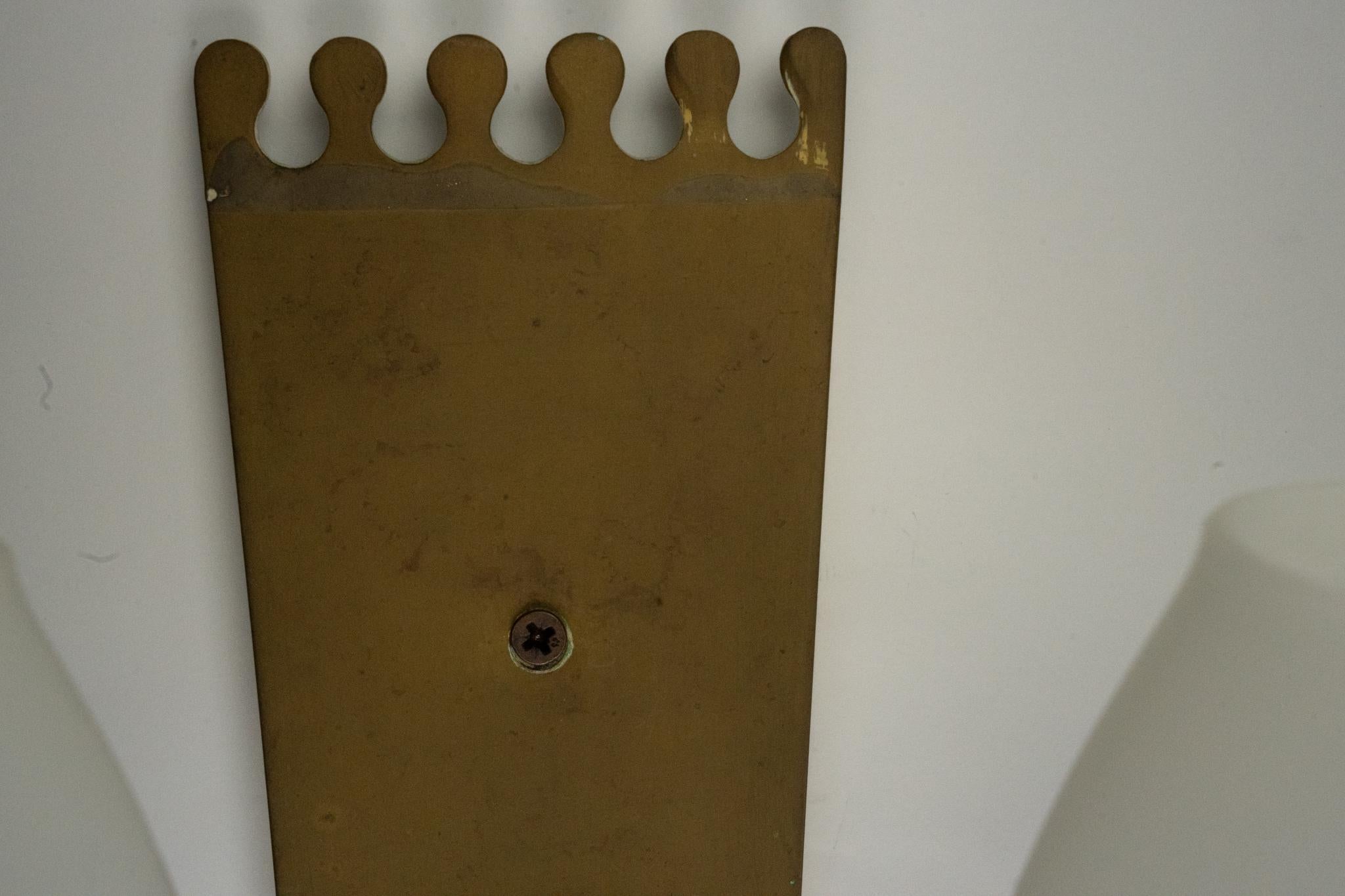Paire d'appliques à la manière de Stilnovo en laiton et opaline. Italie années 1950 en vente 6