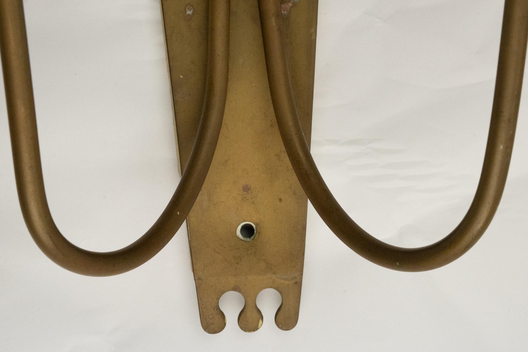 Paire d'appliques à la manière de Stilnovo en laiton et opaline. Italie années 1950 en vente 7