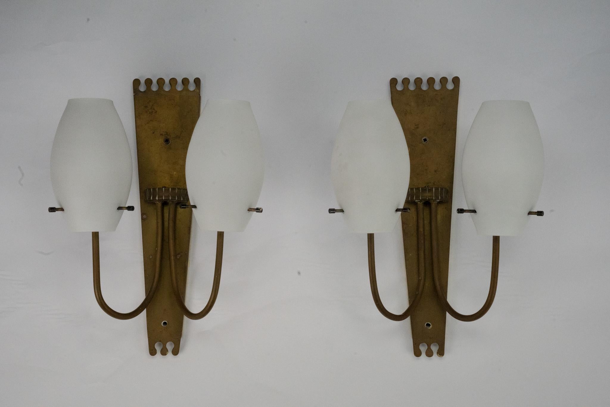 Mid-Century Modern Paire d'appliques à la manière de Stilnovo en laiton et opaline. Italie années 1950 en vente