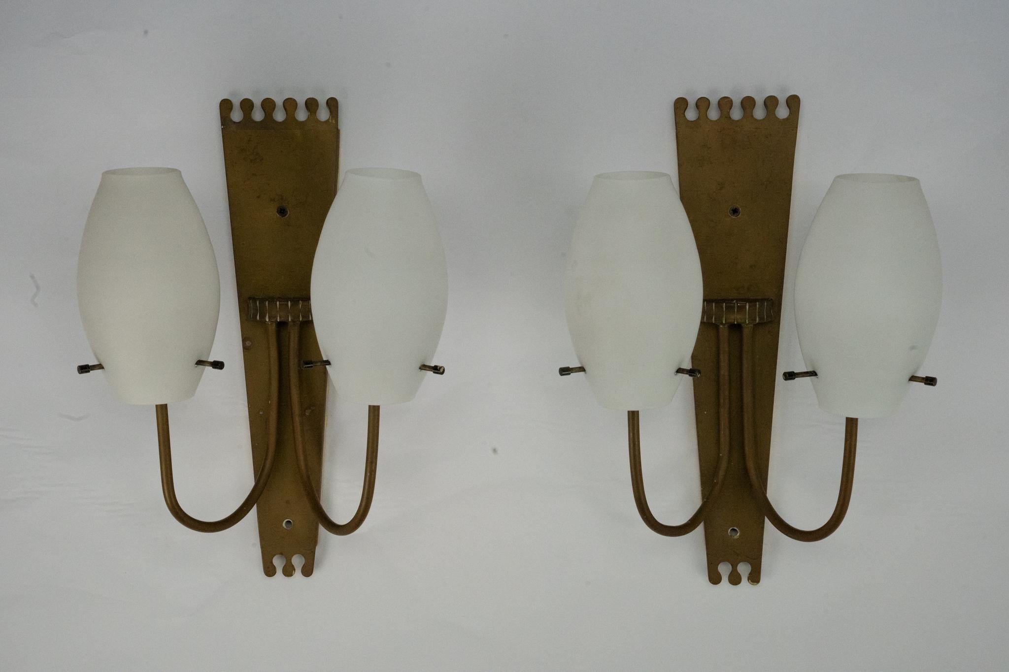 italien Paire d'appliques à la manière de Stilnovo en laiton et opaline. Italie années 1950 en vente