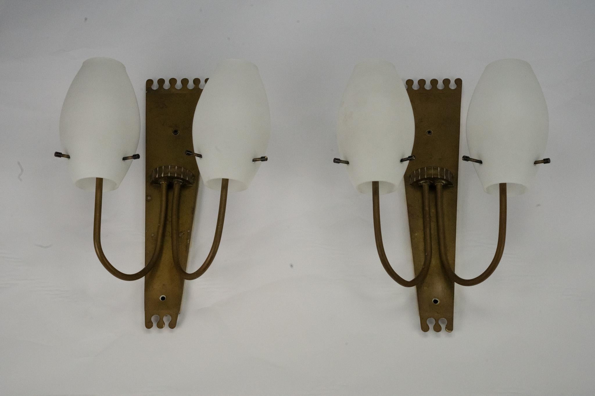 Paire d'appliques à la manière de Stilnovo en laiton et opaline. Italie années 1950 Bon état - En vente à Catania, CT