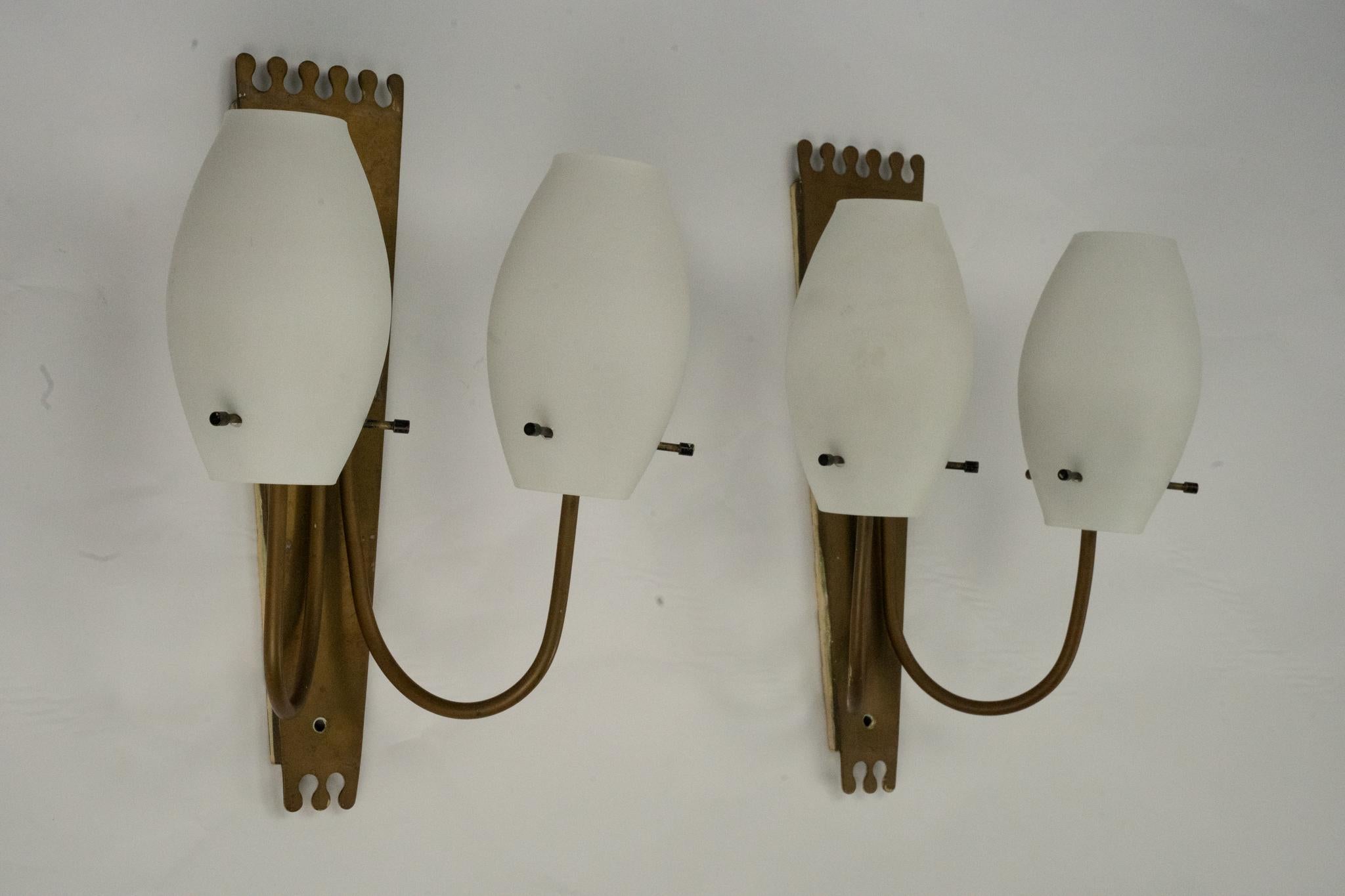 Laiton Paire d'appliques à la manière de Stilnovo en laiton et opaline. Italie années 1950 en vente