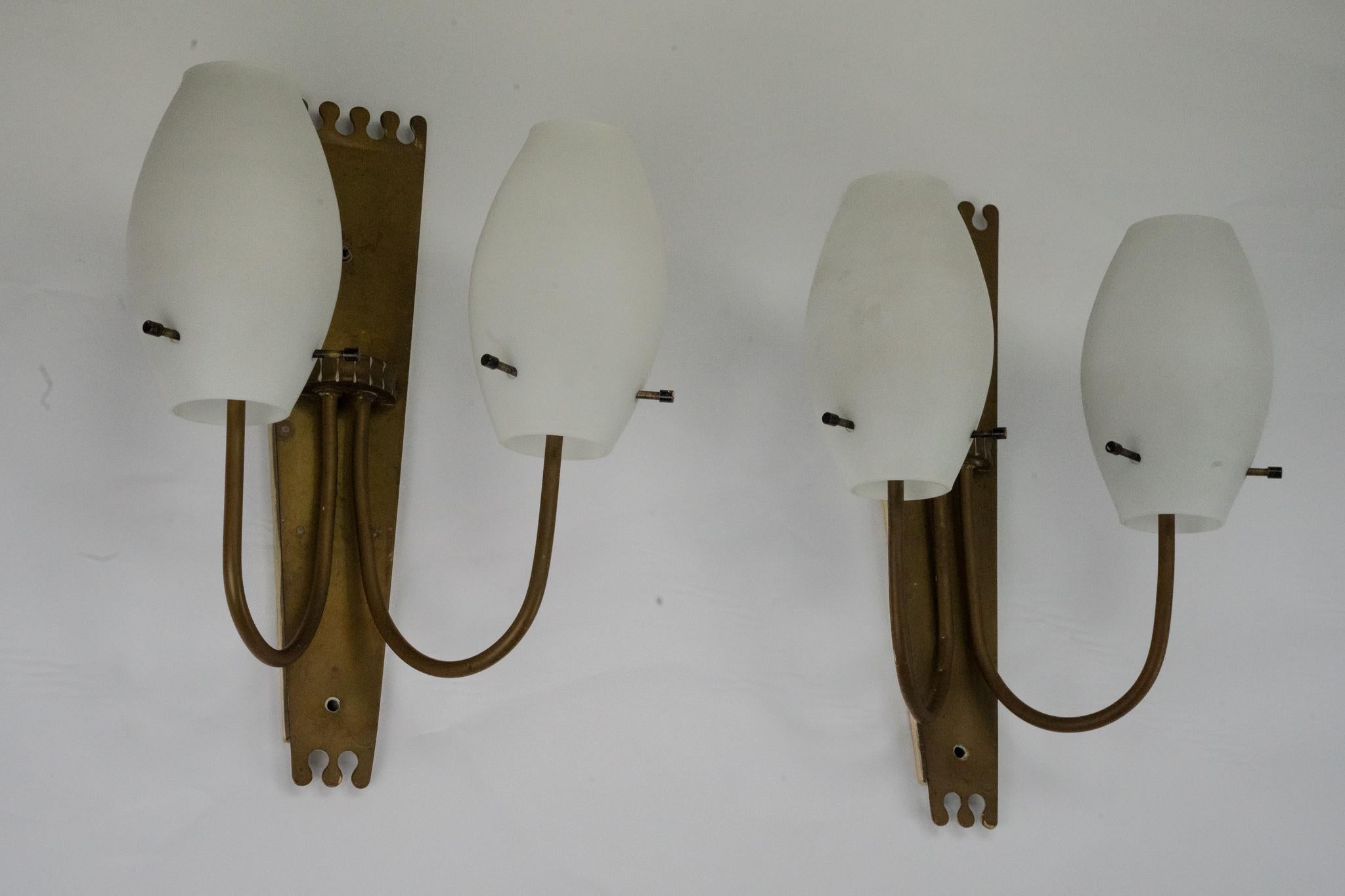 Paire d'appliques à la manière de Stilnovo en laiton et opaline. Italie années 1950 en vente 1