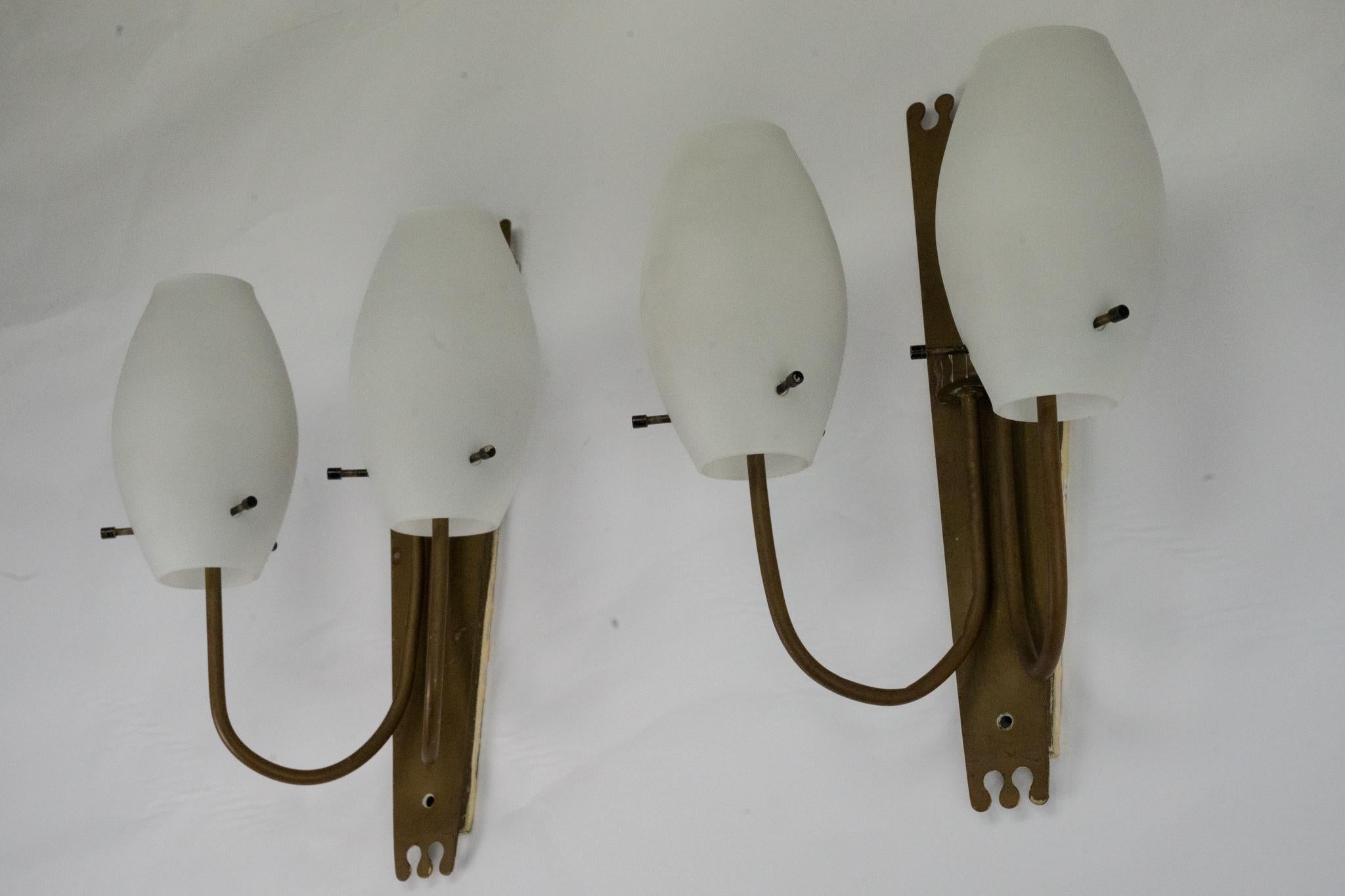 Paire d'appliques à la manière de Stilnovo en laiton et opaline. Italie années 1950 en vente 2