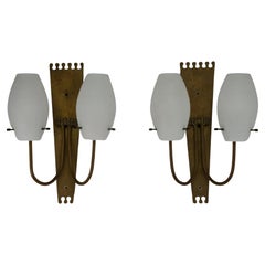 Paire d'appliques à la manière de Stilnovo en laiton et opaline. Italie années 1950