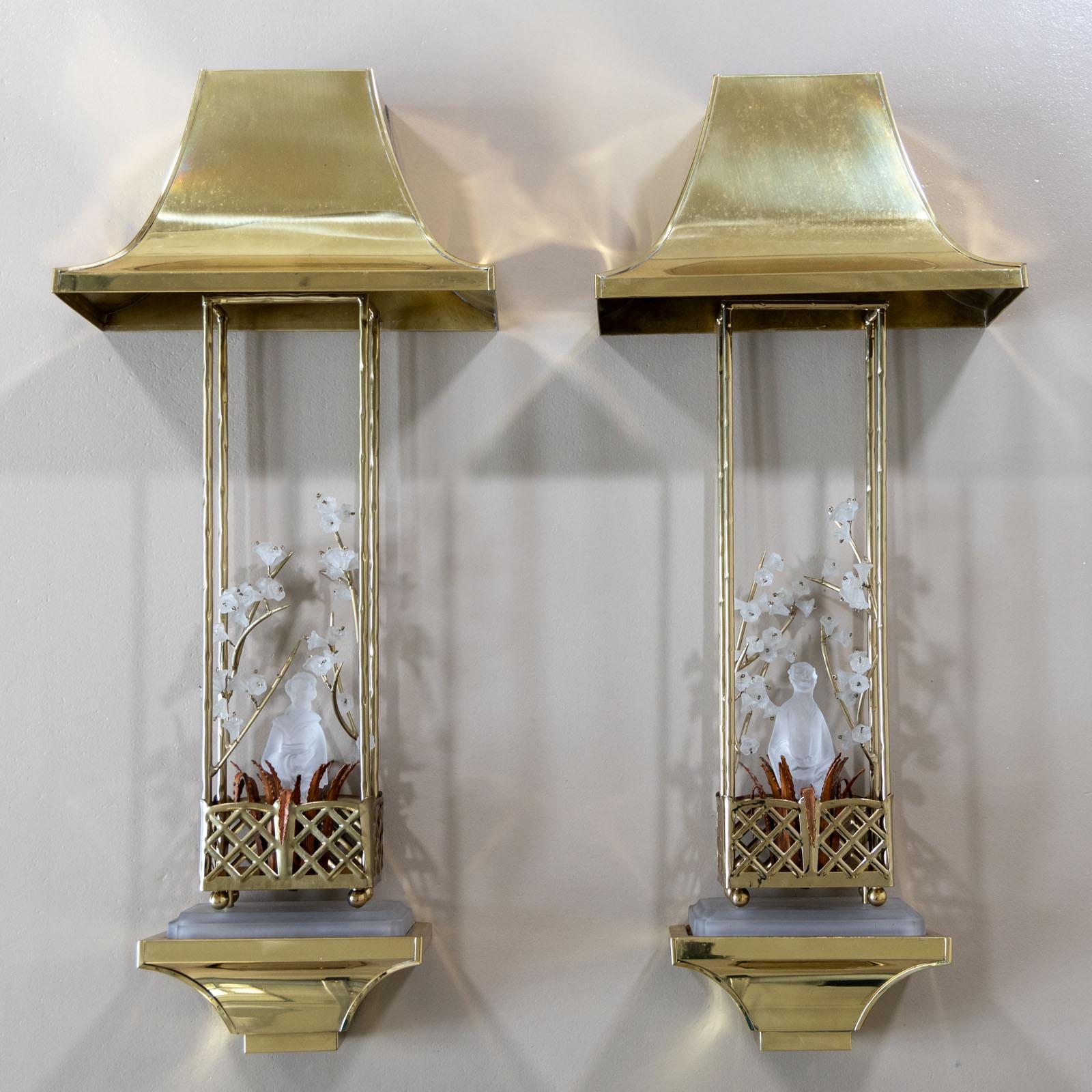 Cette étonnante paire de grandes appliques, inspirée par le célèbre fabricant français Maison Baguès, est conçue comme des pagodes stylisées mettant en valeur des scènes de jardin complexes à l'intérieur. Les figures en verre d'un homme et d'une
