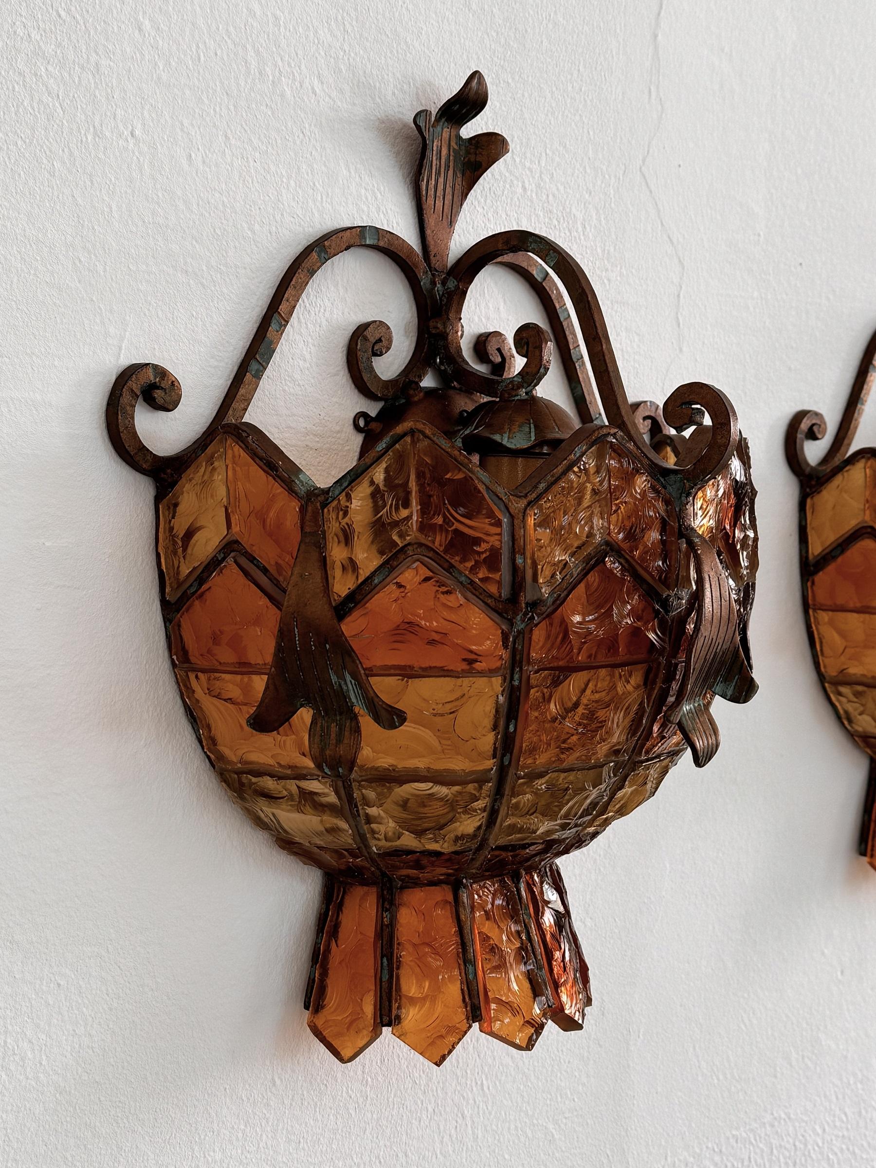 Fatto a mano Coppia di lampade in ferro battuto e vetro martellato di Longobard, Italia, anni '70 in vendita