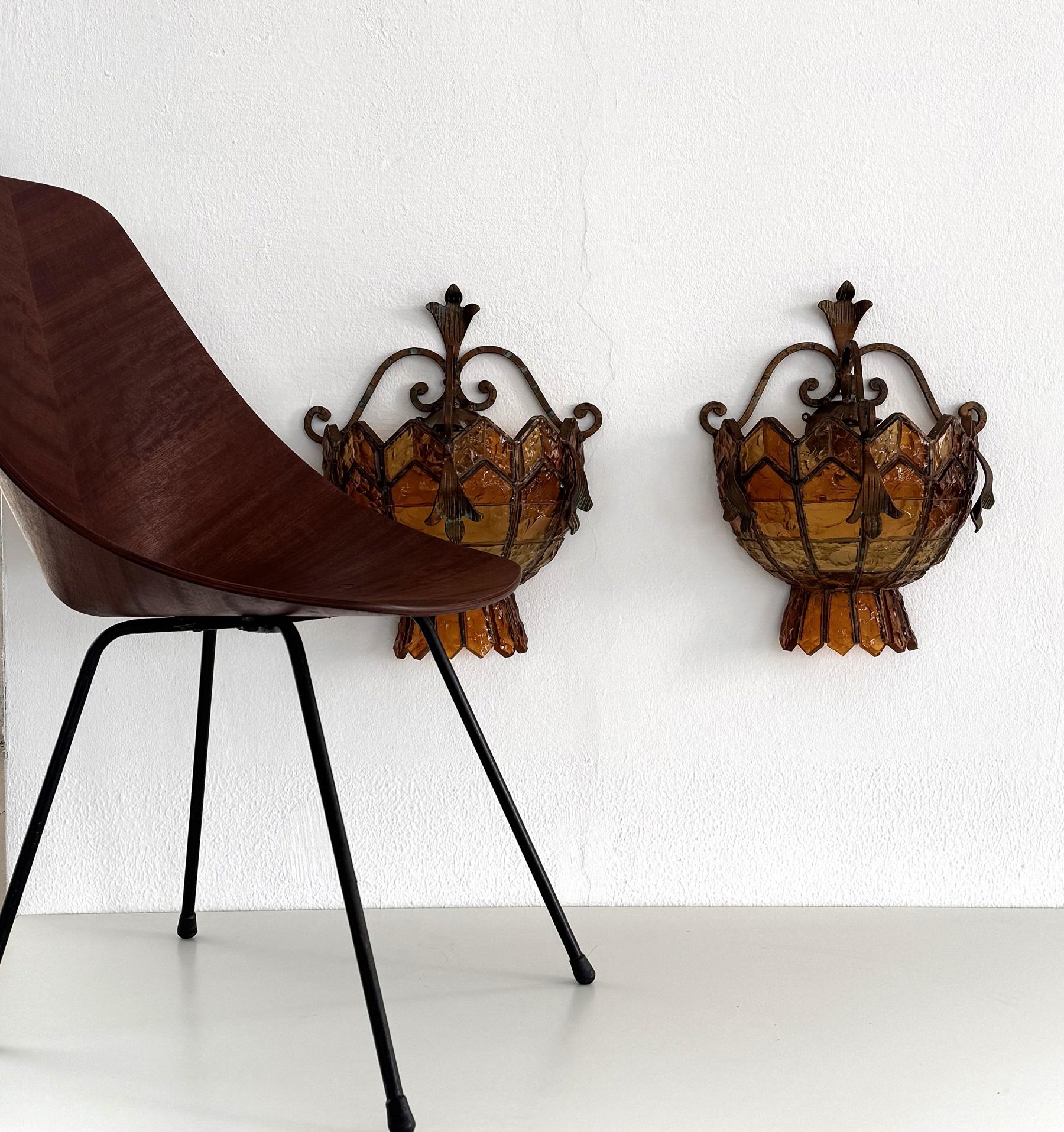 Paar Wandleuchter aus Schmiedeeisen und gehämmertem Glas von Poliarte, Italien, 1970er Jahre (Moderne der Mitte des Jahrhunderts) im Angebot