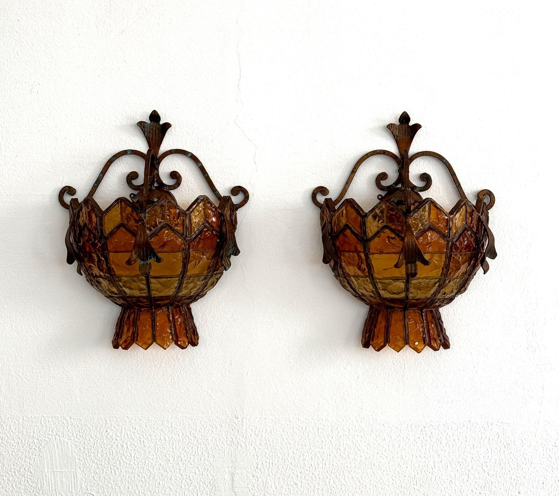 Paar Wandleuchter aus Schmiedeeisen und gehämmertem Glas von Poliarte, Italien, 1970er Jahre (Italienisch) im Angebot