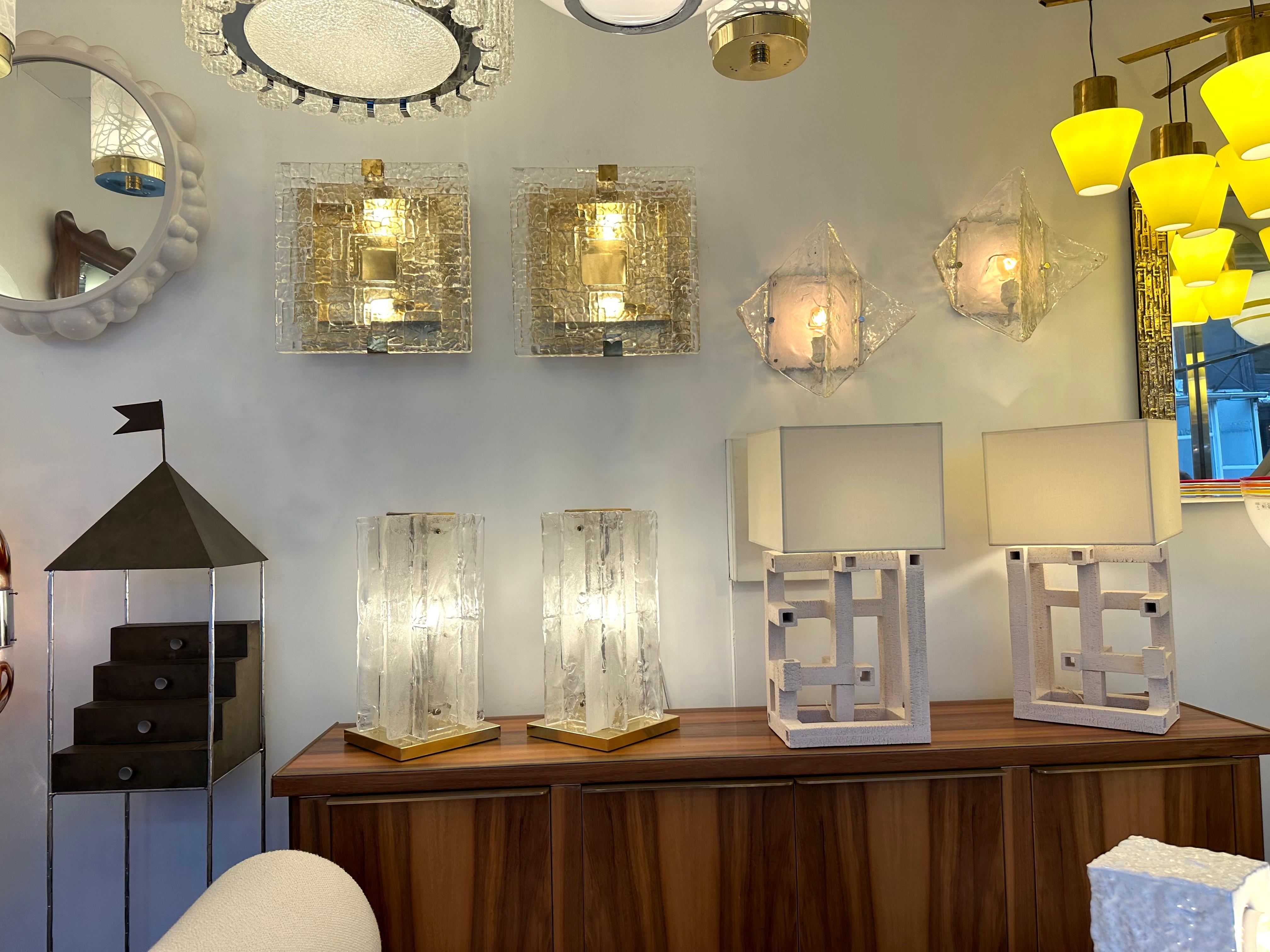 Mid-Century Modern Space Age pair of wall lights lamps sconces model LP253 in clear textured murano glass and white lacquered metal by Carlo Nason for the manufacture Mazzega. Famous italian design like Venini, Vistosi, La Murrina, Aldo Nason,