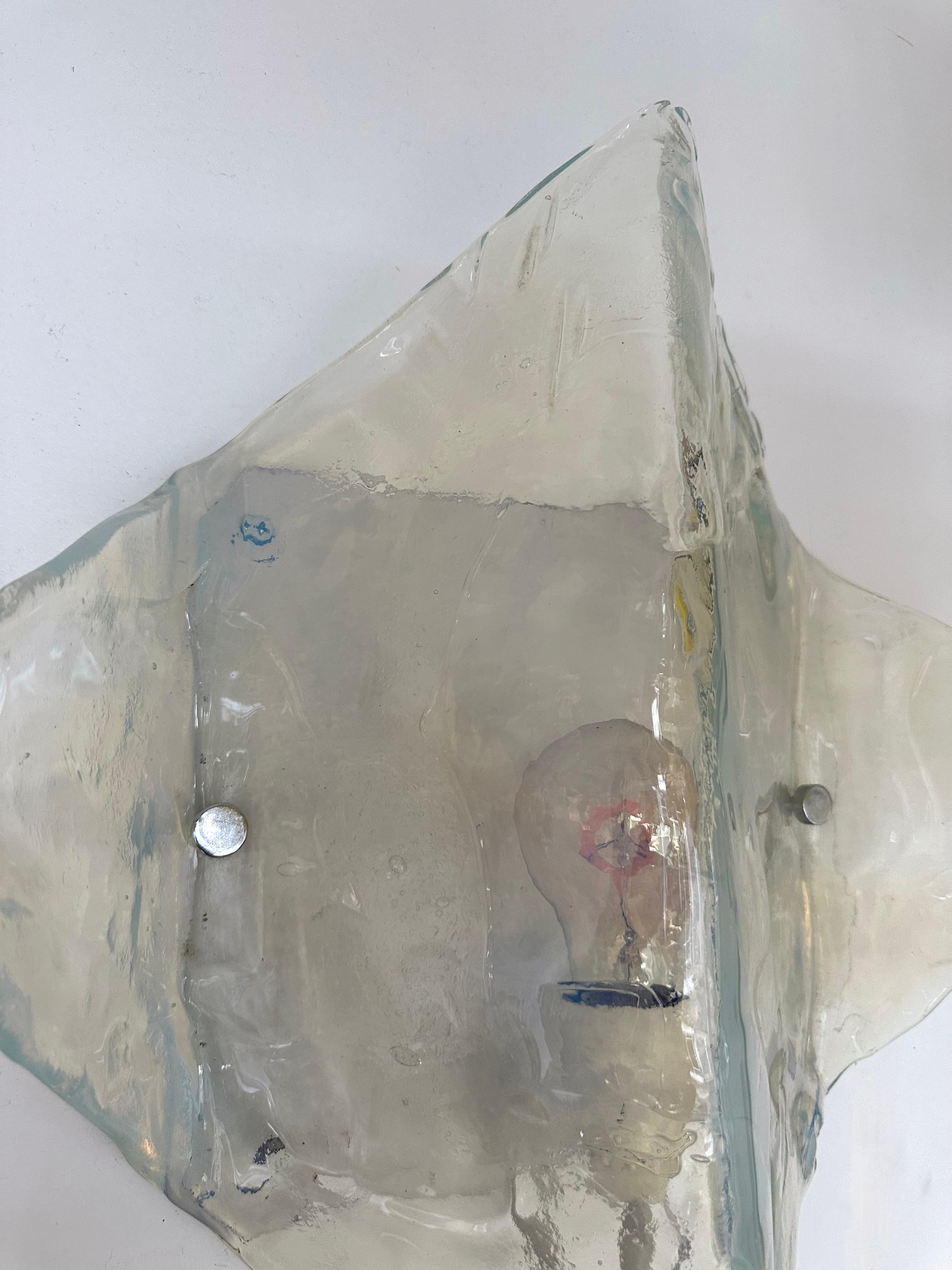 Pareja de apliques de iluminación de la Modernidad de mediados de siglo, Space Age, modelo LP253, de cristal de murano opalescente azul bebé texturizado y metal lacado en blanco, de Carlo Nason para la manufactura Mazzega. Famosos del diseño