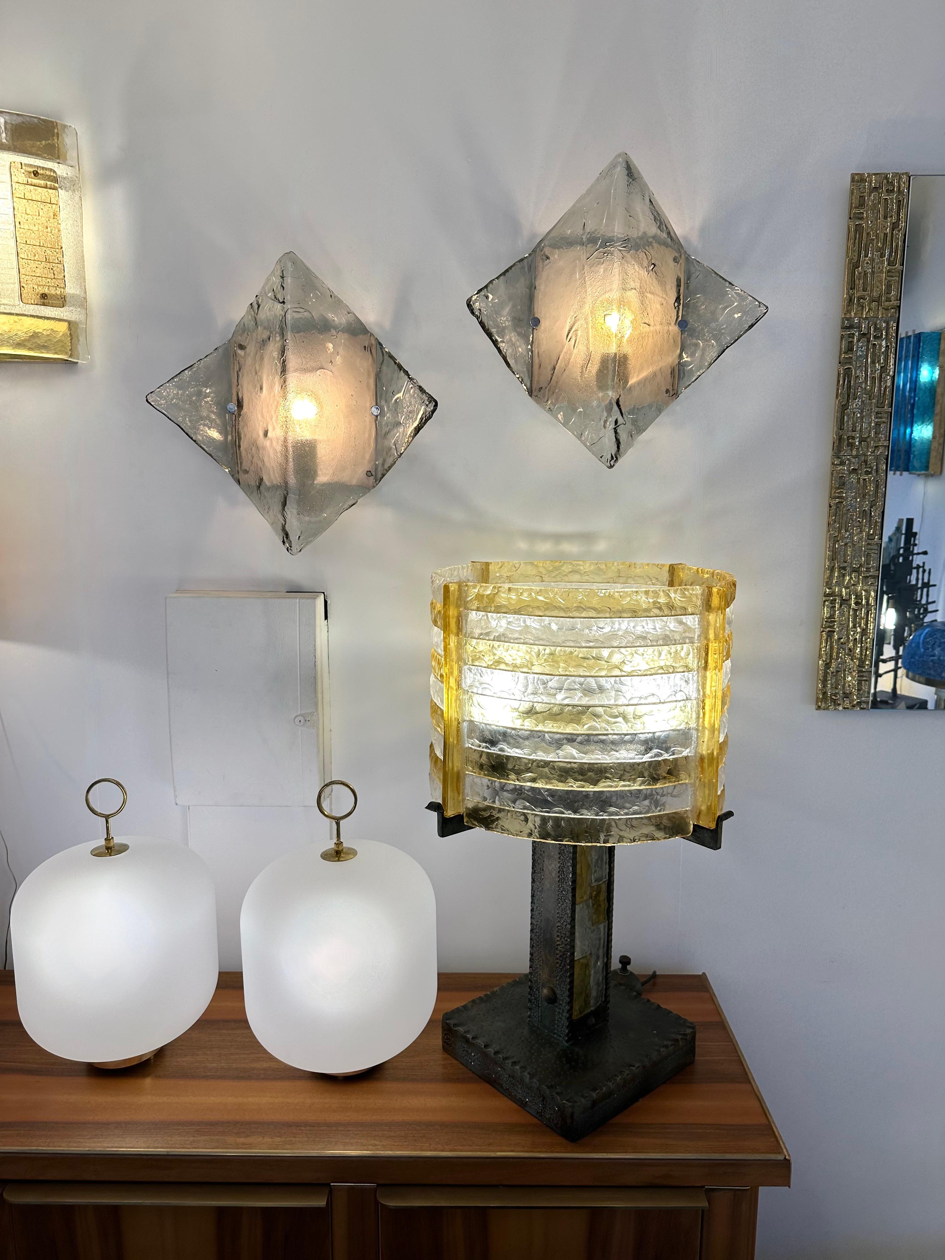 Mid-Century Modern Space Age pair of wall lights lamps sconces, light black gray murano glass and white lacquered metal by Carlo Nason for the manufacture Mazzega. Famous italian design like Venini, Vistosi, La Murrina, Aldo Nason, Stilnovo, Joe