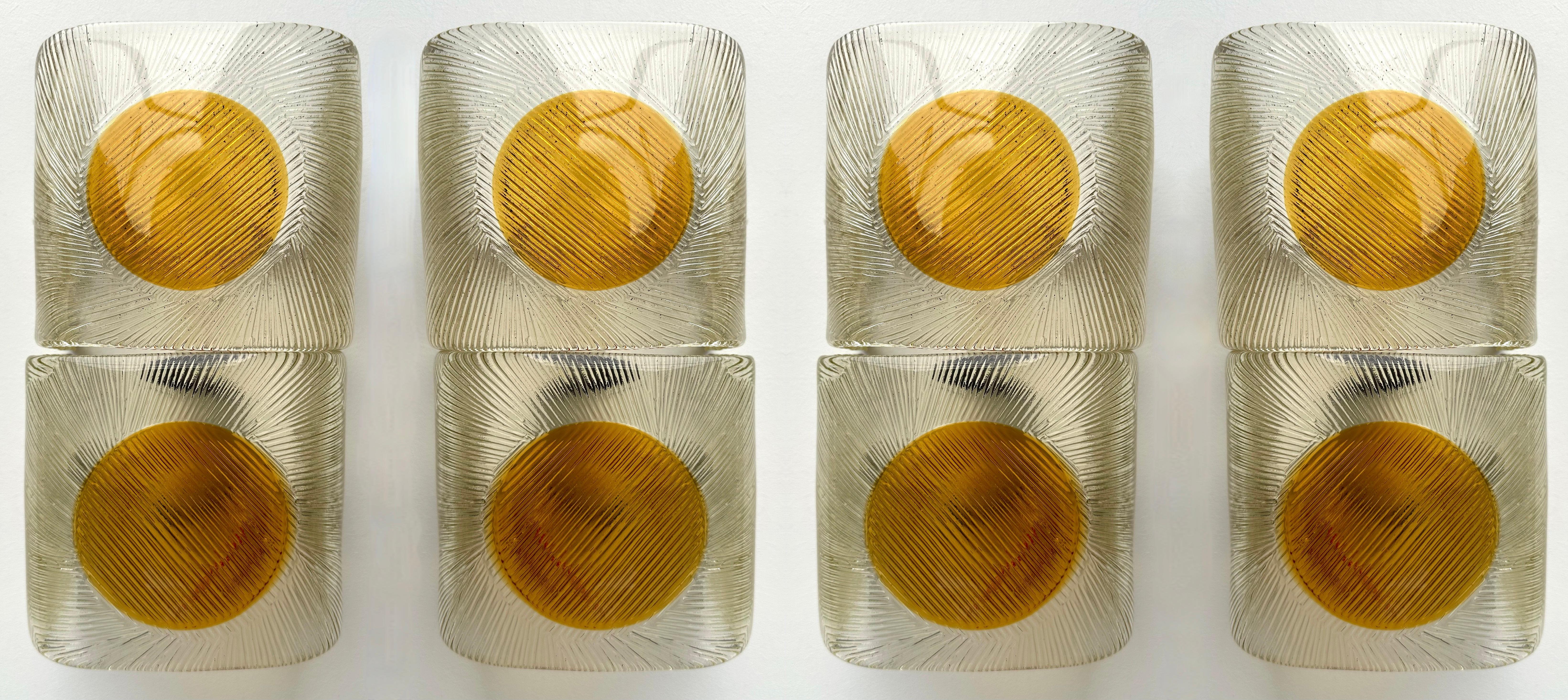 Paire d'appliques en verre murano texturé orange et transparent de la manufacture Murano. Des designers italiens célèbres comme Venini, Vistosi, La Murrina, Aldo Carlo Nason, Toni Zuccheri, Stilnovo, Joe Colombo, Arteluce, Arredoluce, Lumi, Luci,