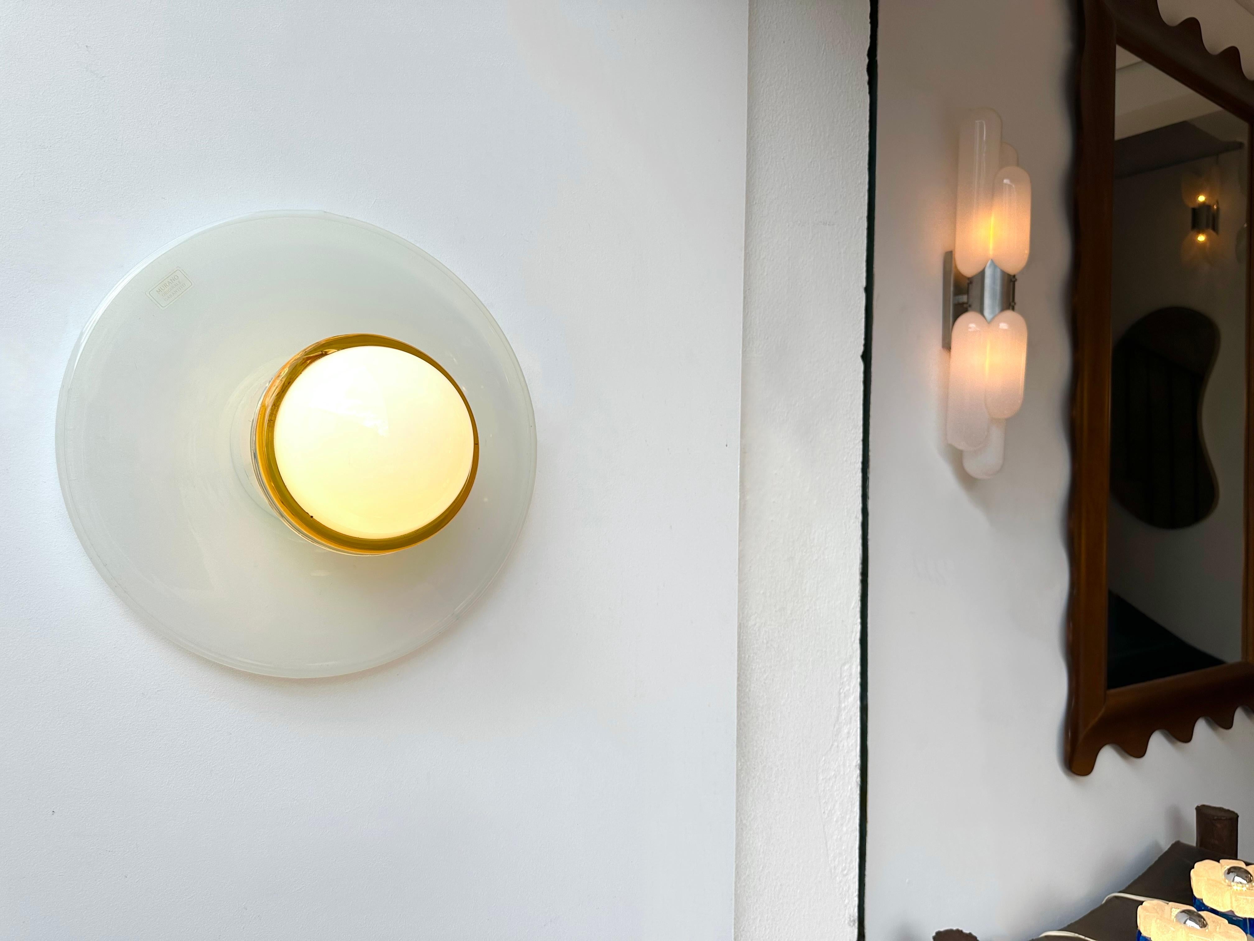 Pair of Sconces Opal Murano Glass Disc by I TRE, Italy, 1970s Italiano en venta