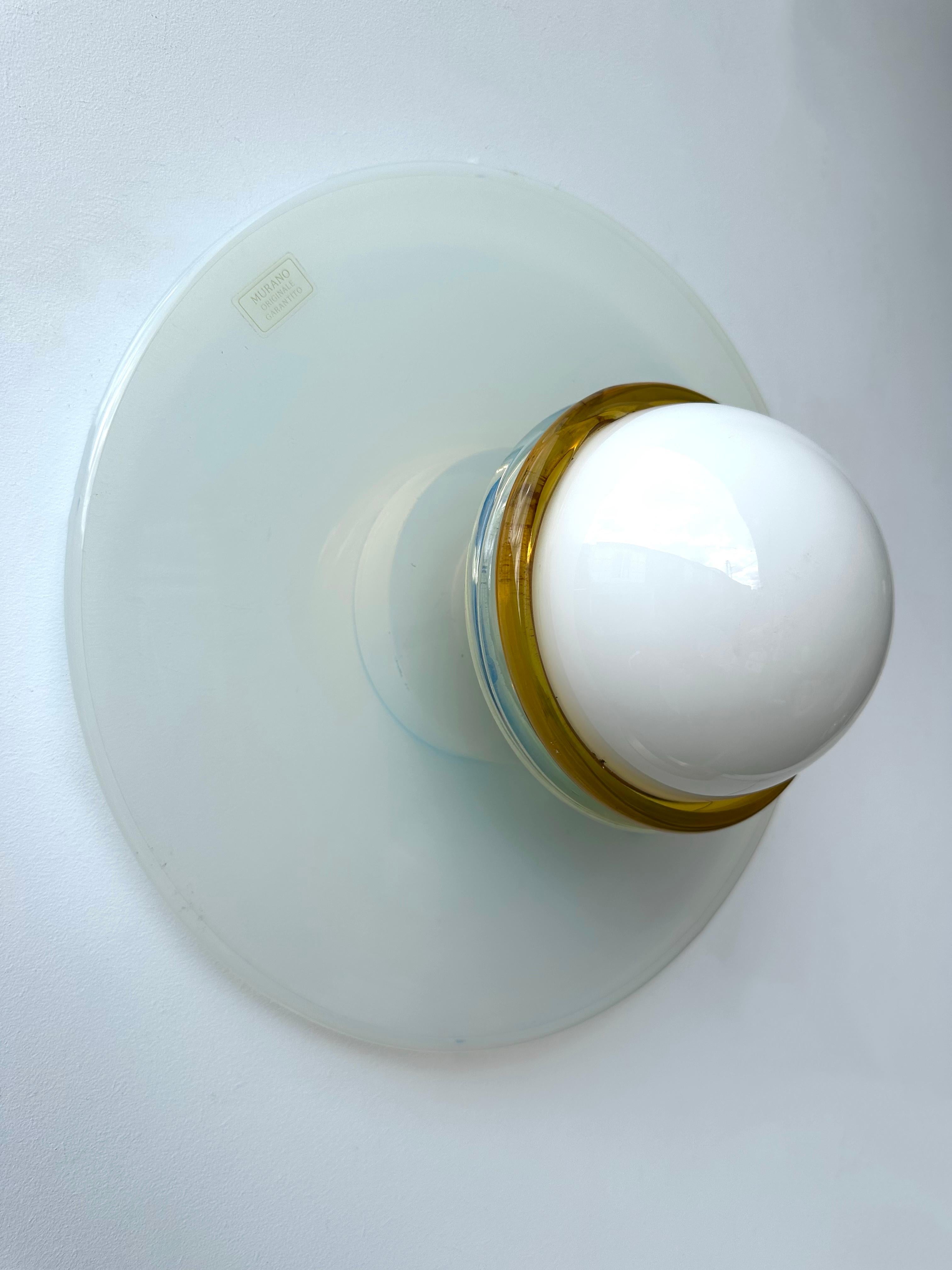 Pair of Sconces Opal Murano Glass Disc by I TRE, Italy, 1970s en Bueno estado para la venta en SAINT-OUEN, FR