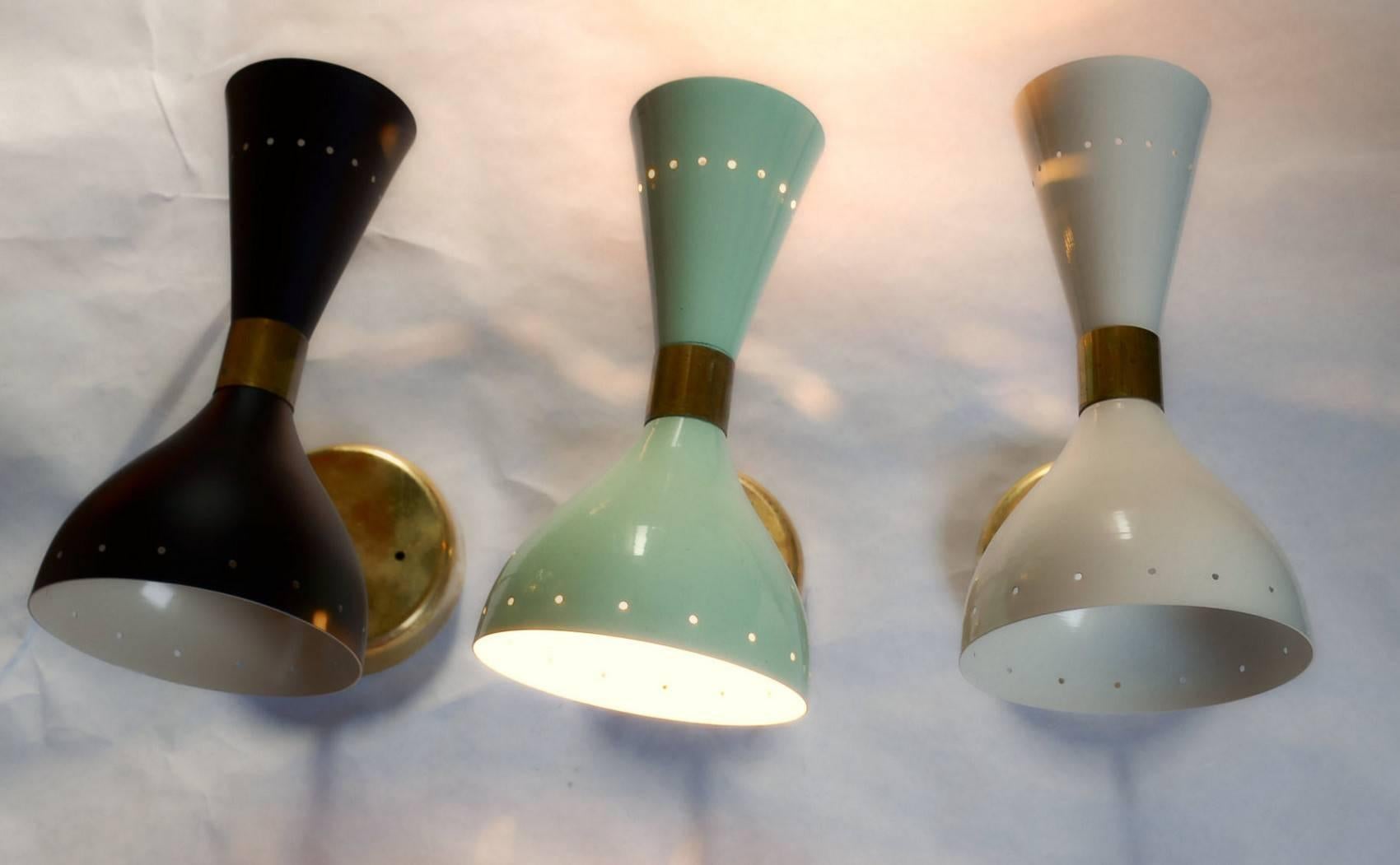 Paire d'appliques à abat-jour pivotant de style Stilnovo, deux ampoules, boîte en J, patine laiton massif en vente 3