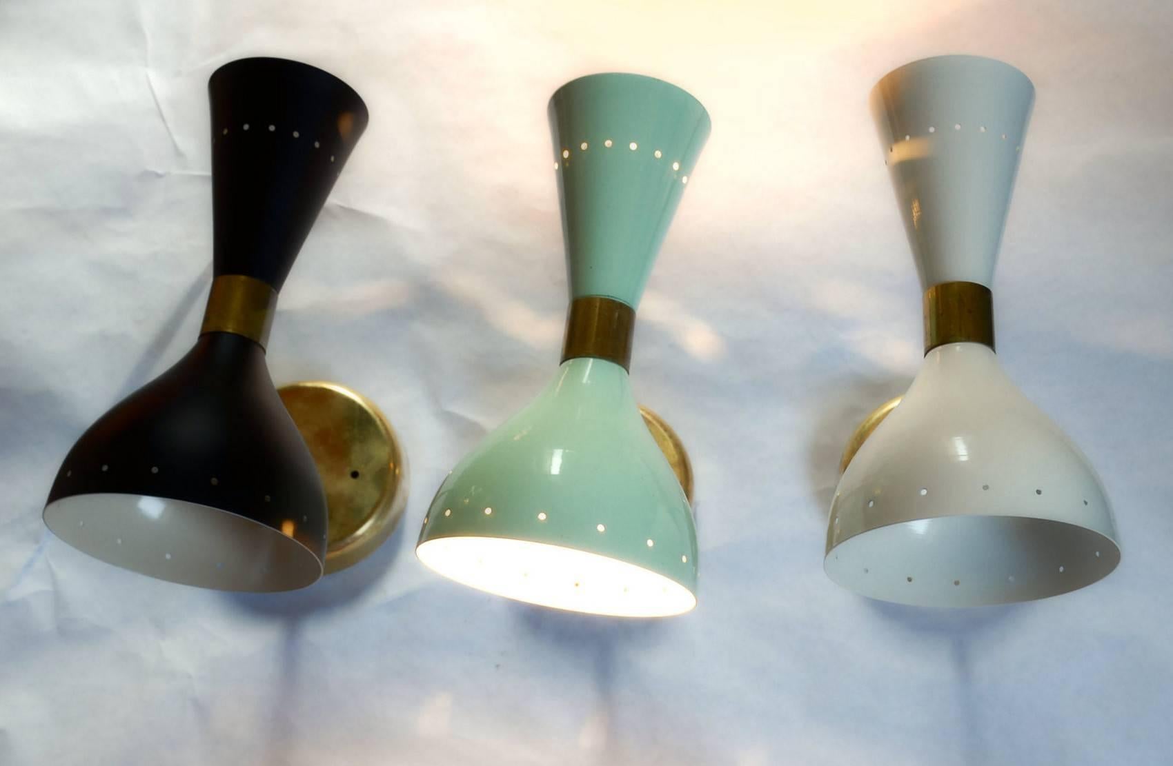 Paire d'appliques à abat-jour pivotant de style Stilnovo, deux ampoules, boîte en J, patine laiton massif en vente 5