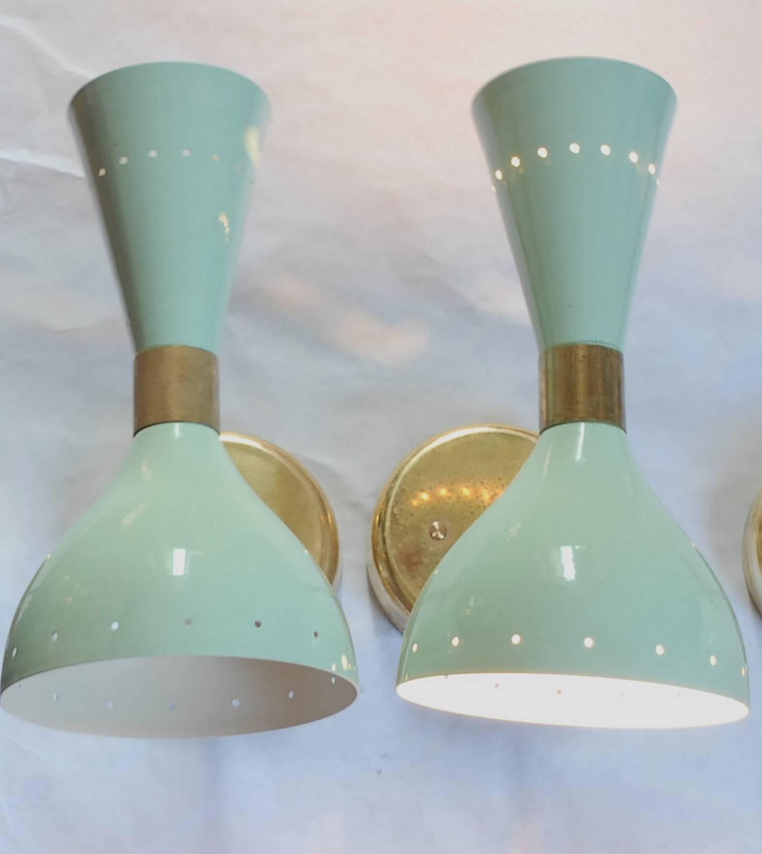 Paire d'appliques à abat-jour pivotant de style Stilnovo, deux ampoules, boîte en J, patine laiton massif en vente 6
