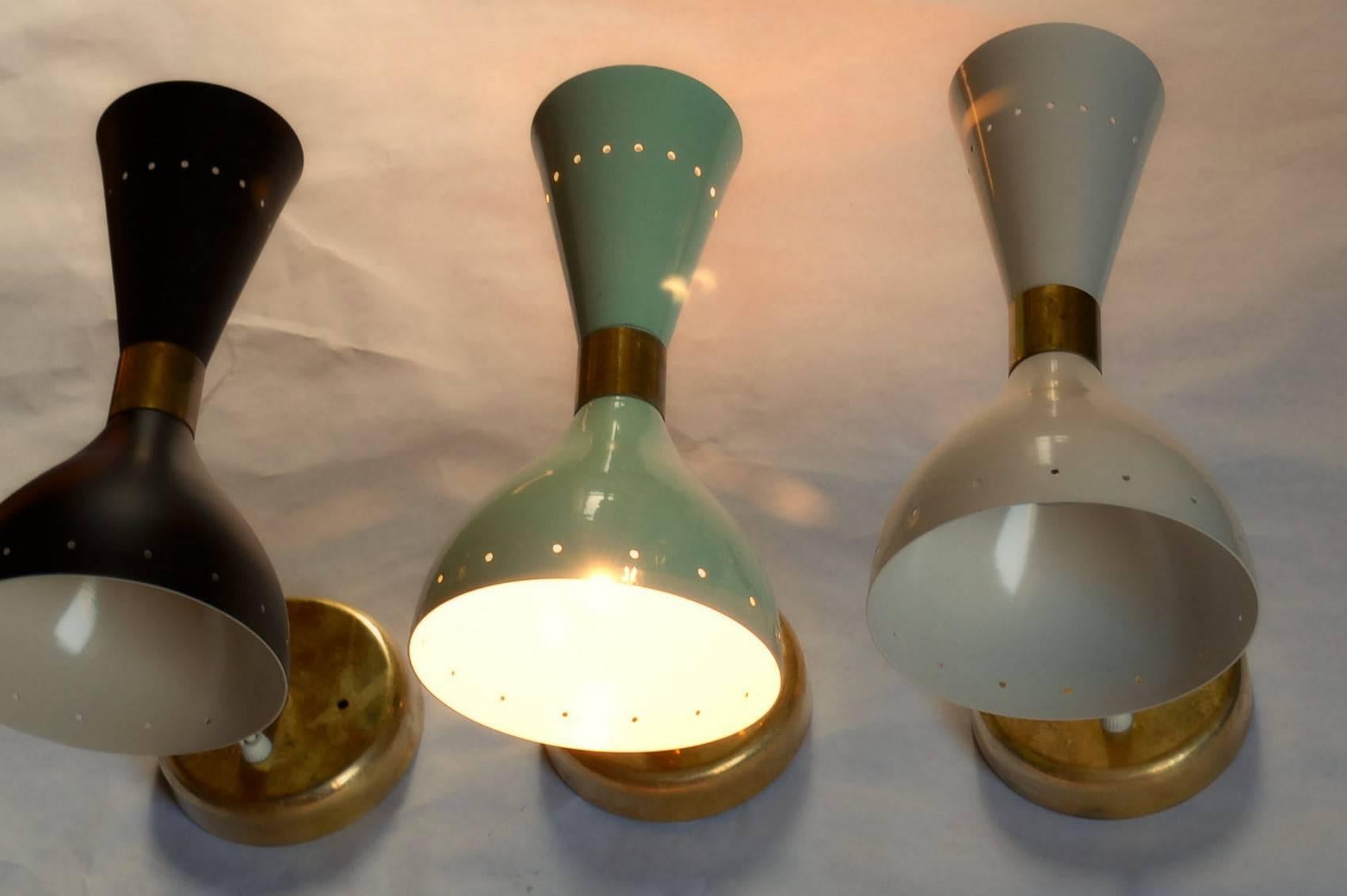 Paire d'appliques à abat-jour pivotant de style Stilnovo, deux ampoules, boîte en J, patine laiton massif en vente 9