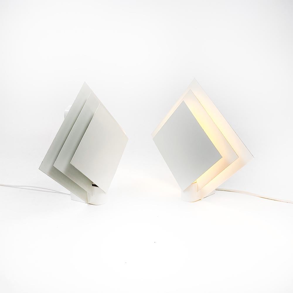 Pair of Plaza model wall lamps manufactured by the Dutch company Lumiance in the 1980's

It consists of 3 superimposed metal plates lacquered in white and a plastic base, in which the electrical part is hidden.

The lamp uses a PL9W type bulb.