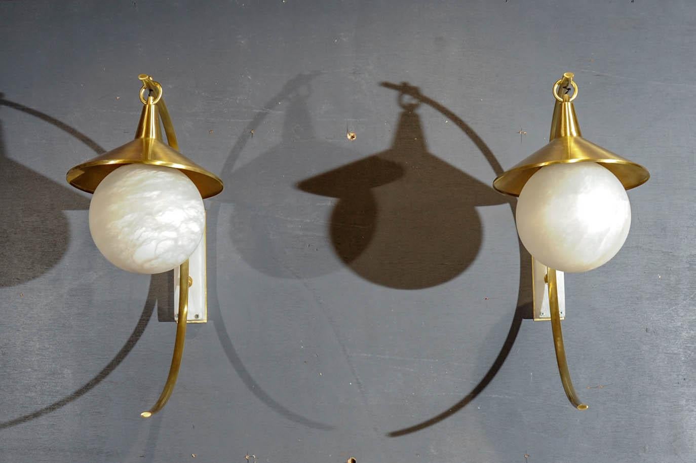 Coppia di appliques in ottone con base e globo in alabastro.
creazione di Studio A Creation.