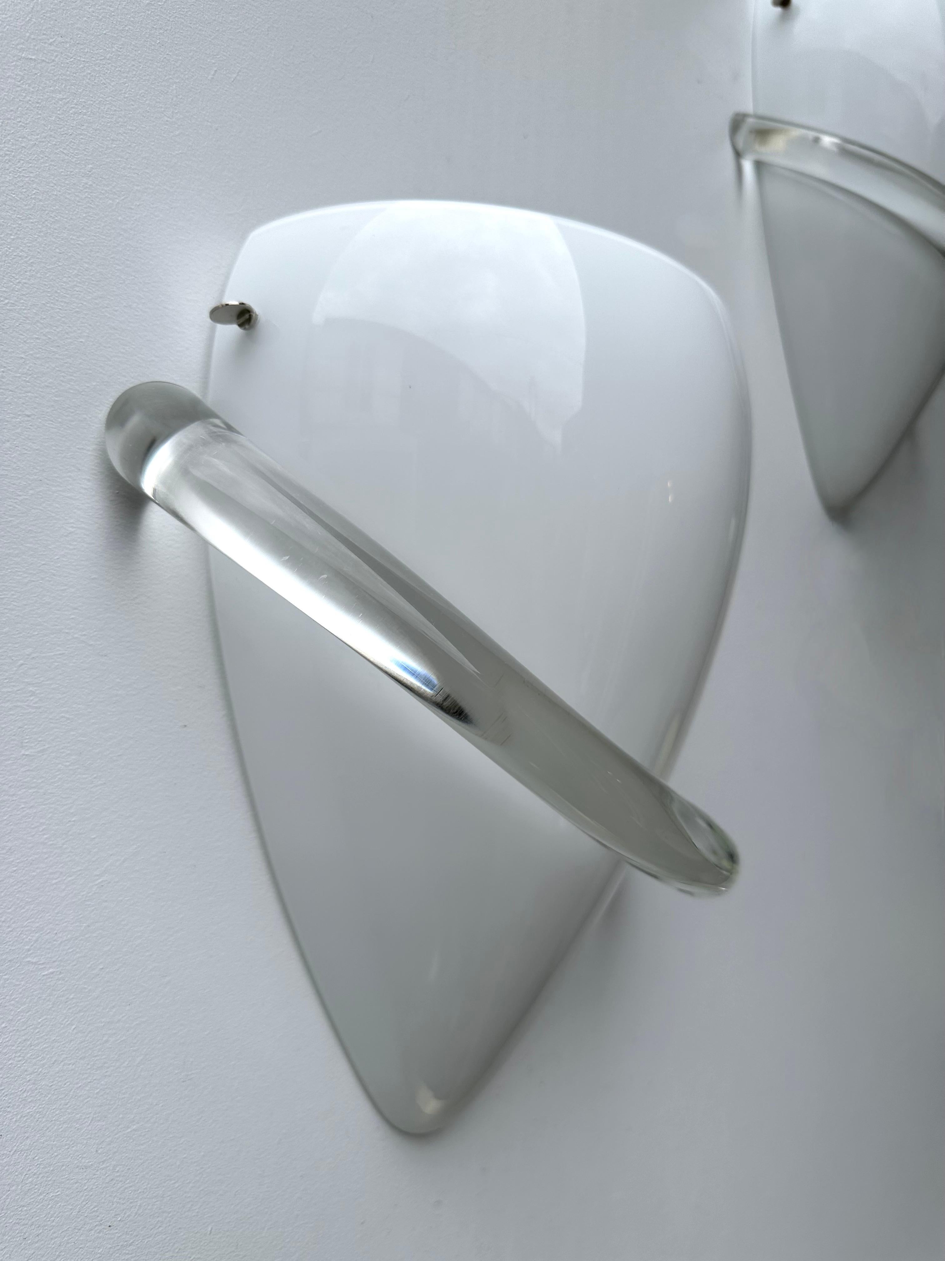 Paar Wandlampen Modell Swan aus weißem und klarem Murano-Glas, von der Designerin Tina Aufiero für die italienische Designmanufaktur Venini. signiert und datiert 1995. Berühmtes Design wie Carlo Aldo Nason für Mazzega, Vistosi, La murrina, Poliarte,