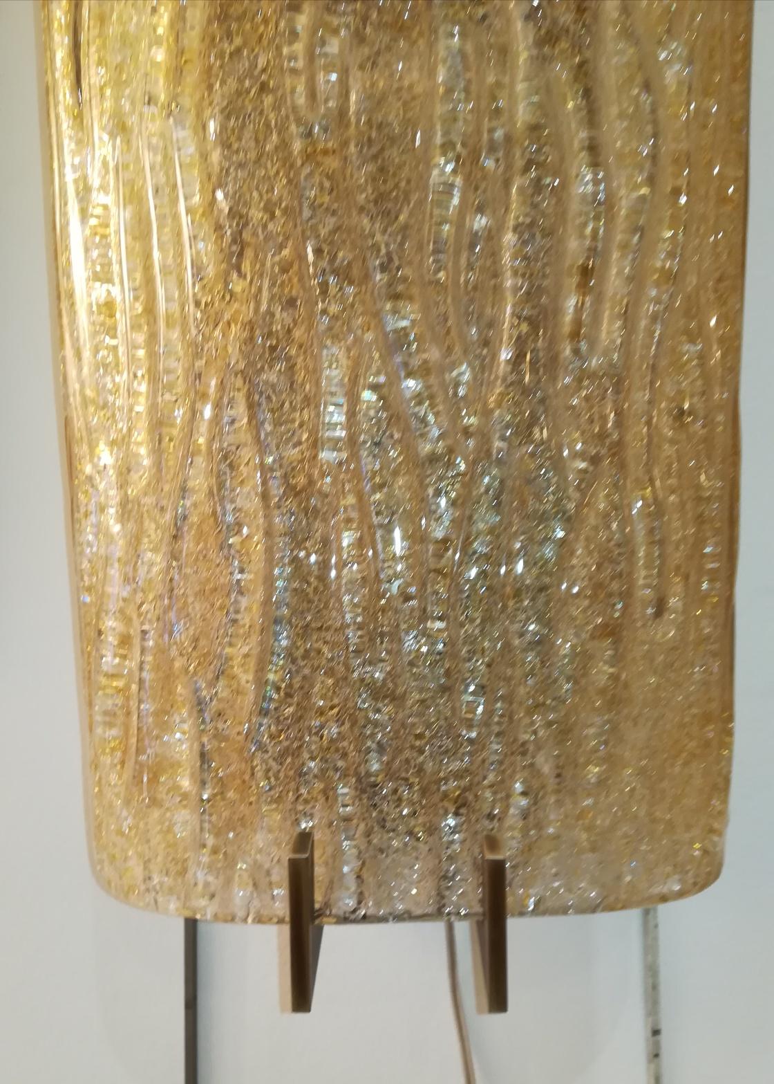 Moderne  Paire d'appliques en verre de Murano épais et laiton en vente