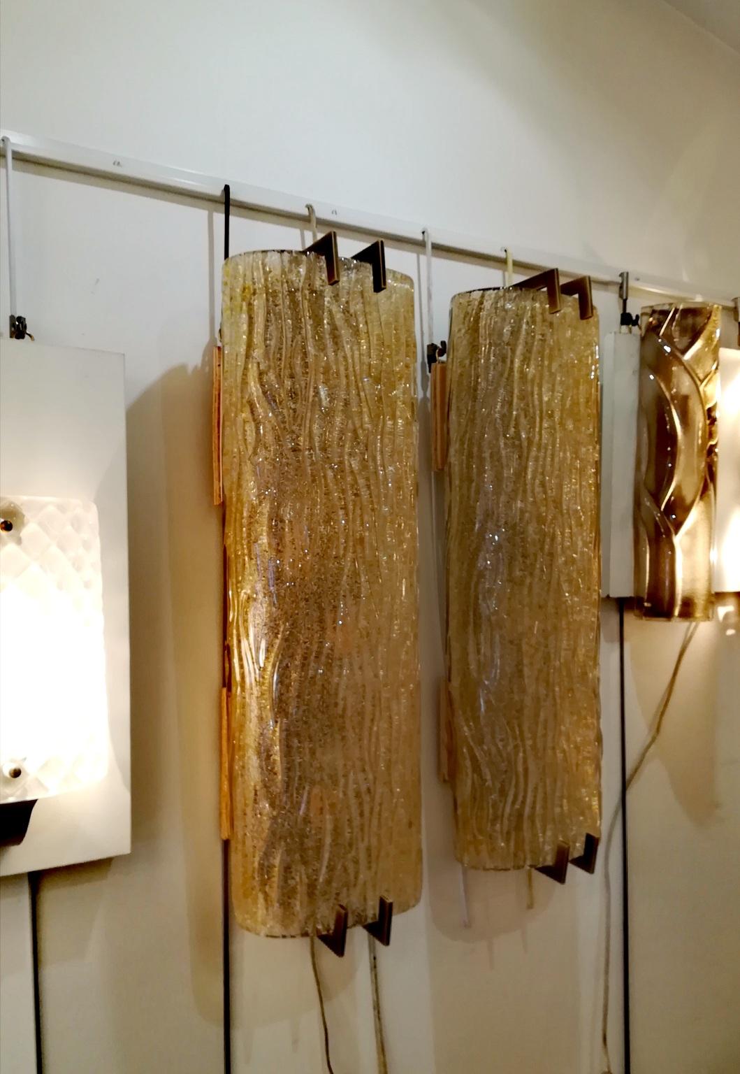 Fin du 20e siècle  Paire d'appliques en verre de Murano épais et laiton en vente