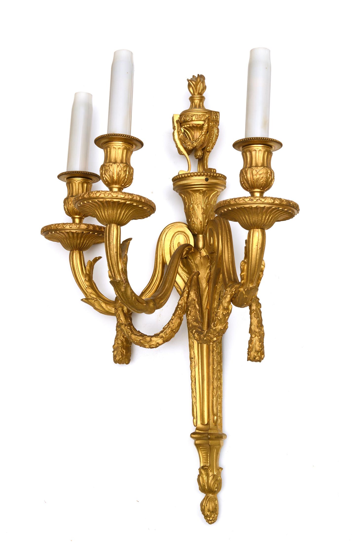 Paar Wandleuchter drei Licht vergoldete Bronze louis  XVI. Stil (Louis XVI.) im Angebot