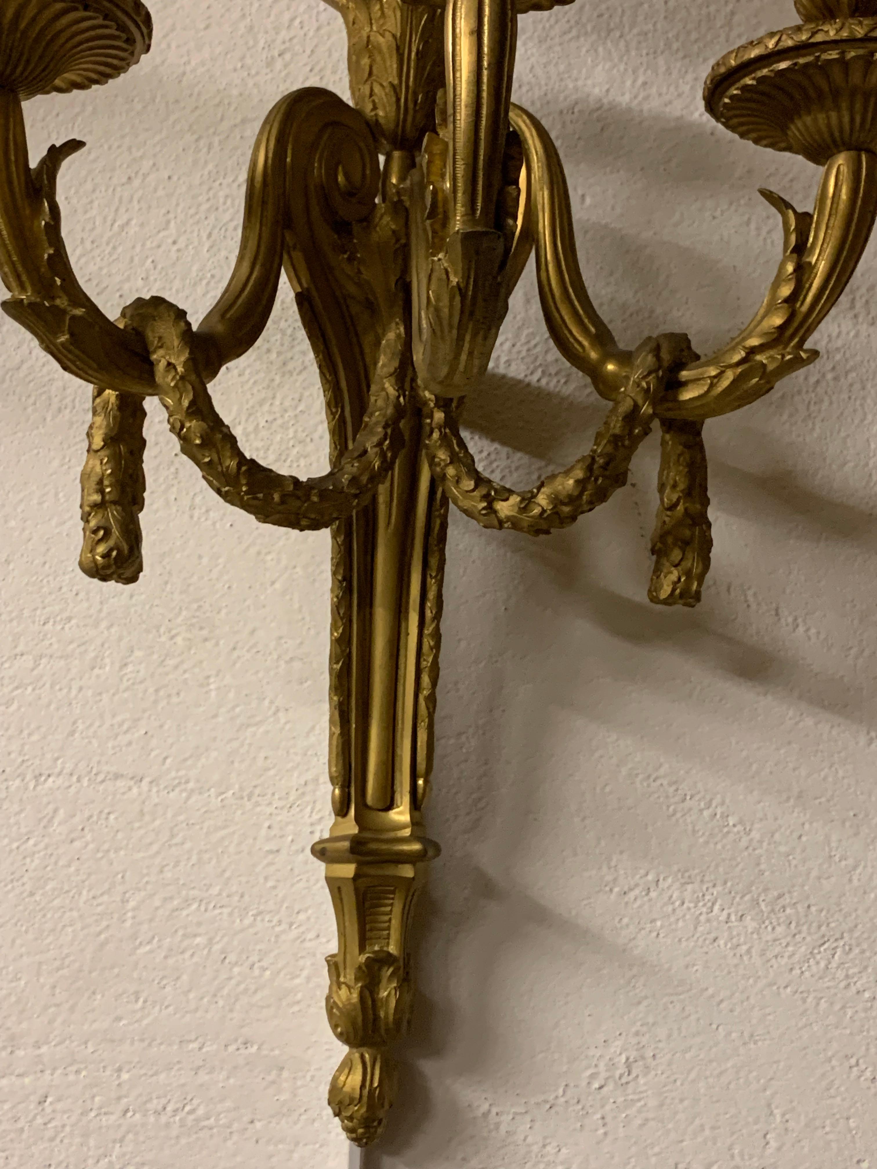 Paar Wandleuchter drei Licht vergoldete Bronze louis  XVI. Stil (Vergoldet) im Angebot