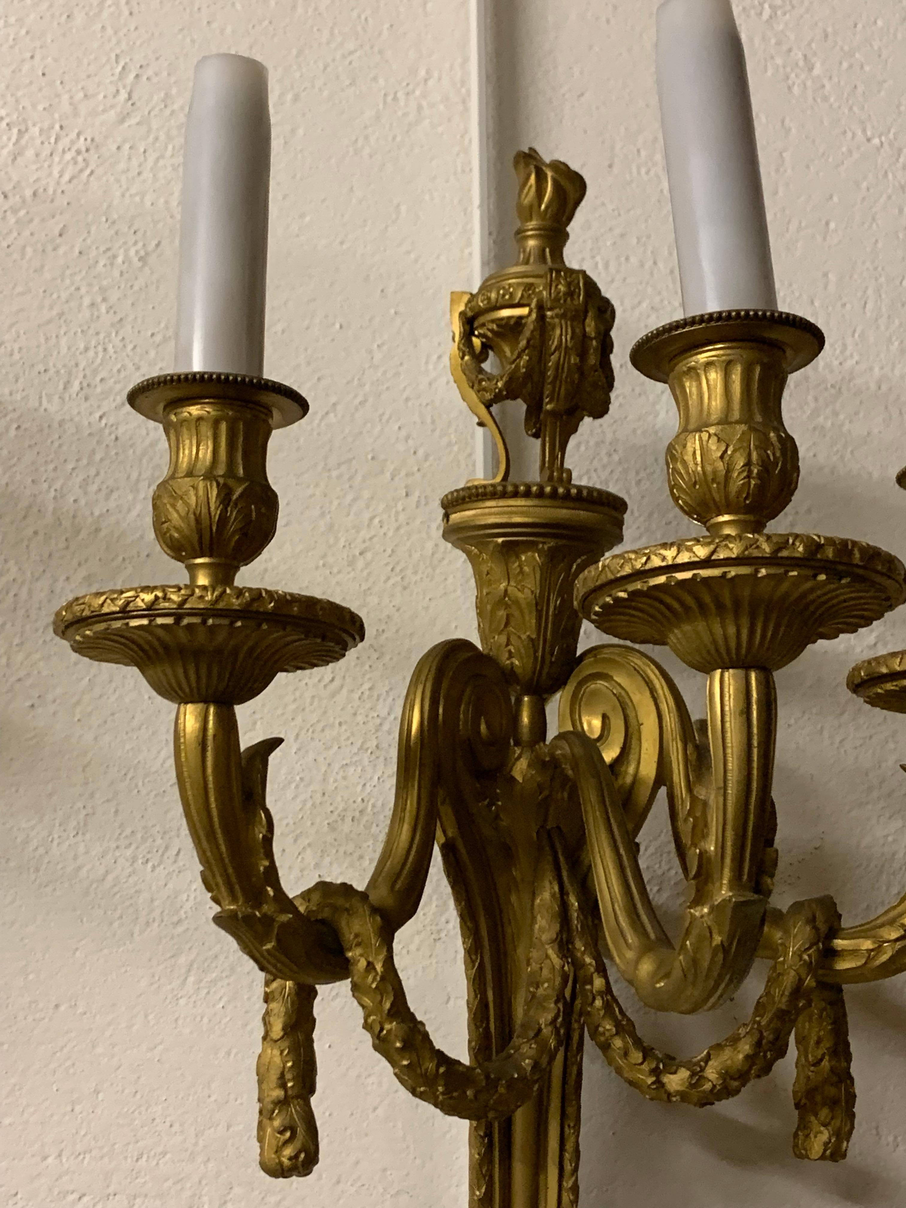 Paar Wandleuchter drei Licht vergoldete Bronze louis  XVI. Stil im Zustand „Gut“ im Angebot in Los Angeles, CA