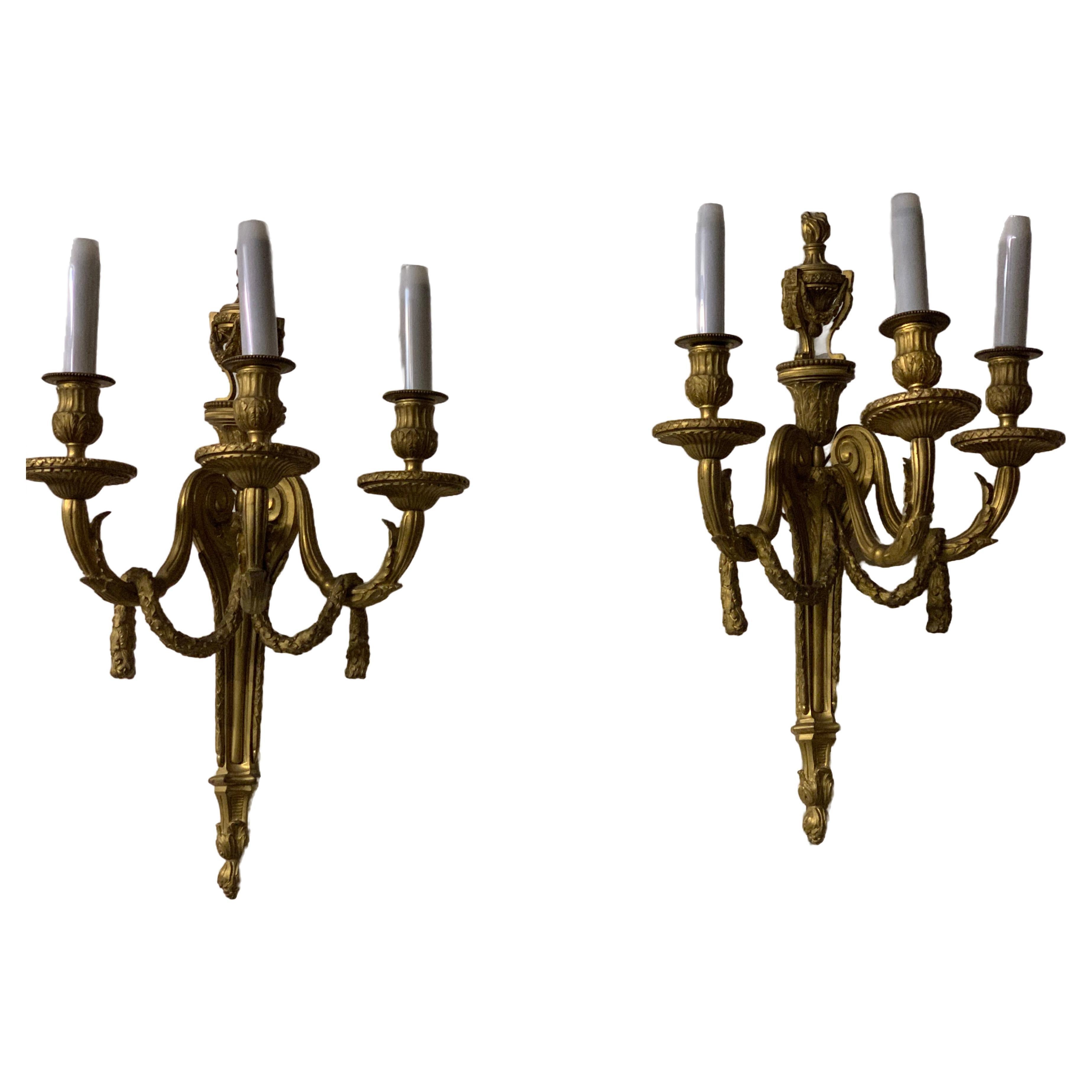 Paar Wandleuchter drei Licht vergoldete Bronze louis  XVI. Stil im Angebot