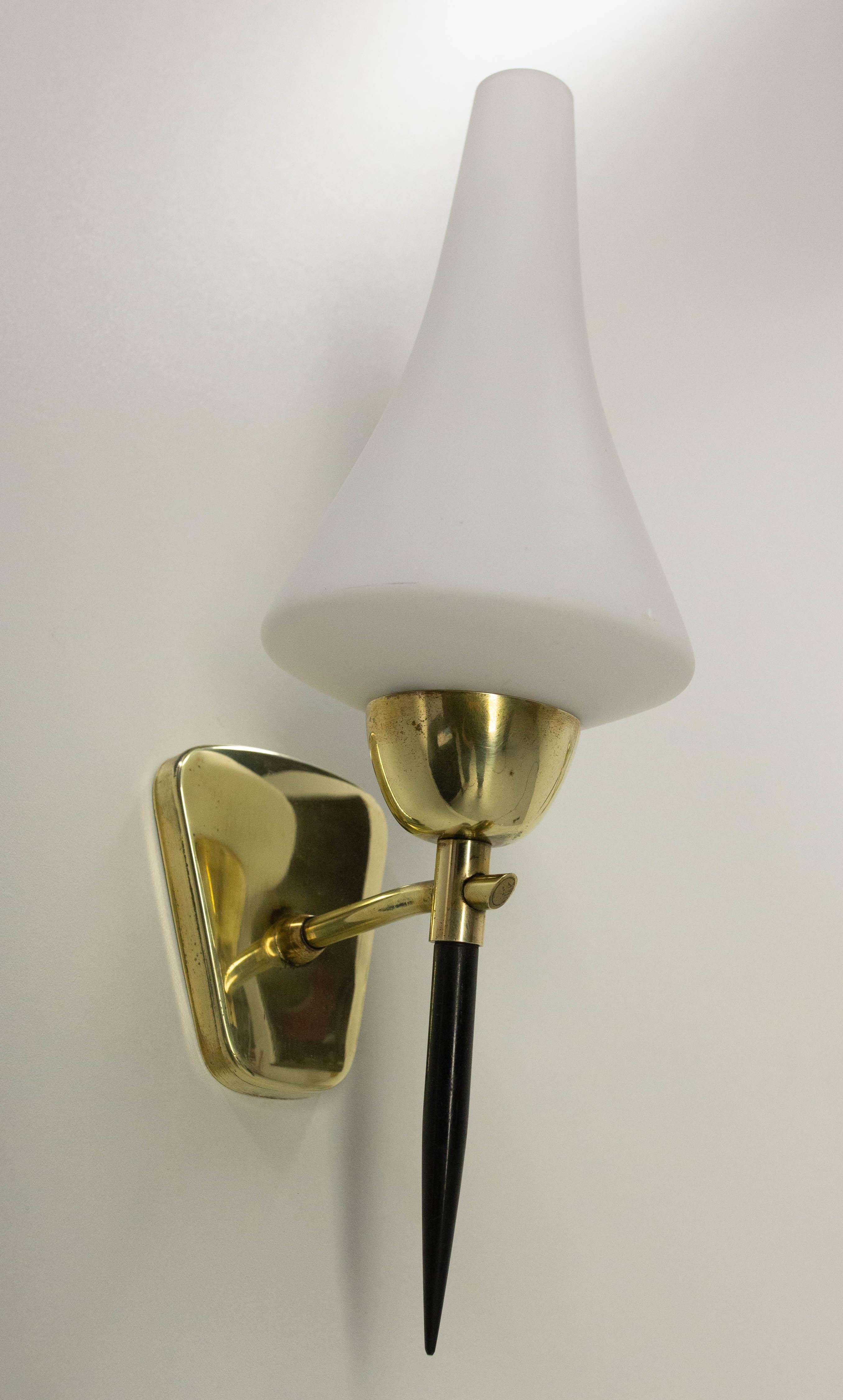 Paar Wandleuchter Weißes Glas Schwarz & Goldenes Chrom, um 1950, Arlus Frankreich im Angebot 4